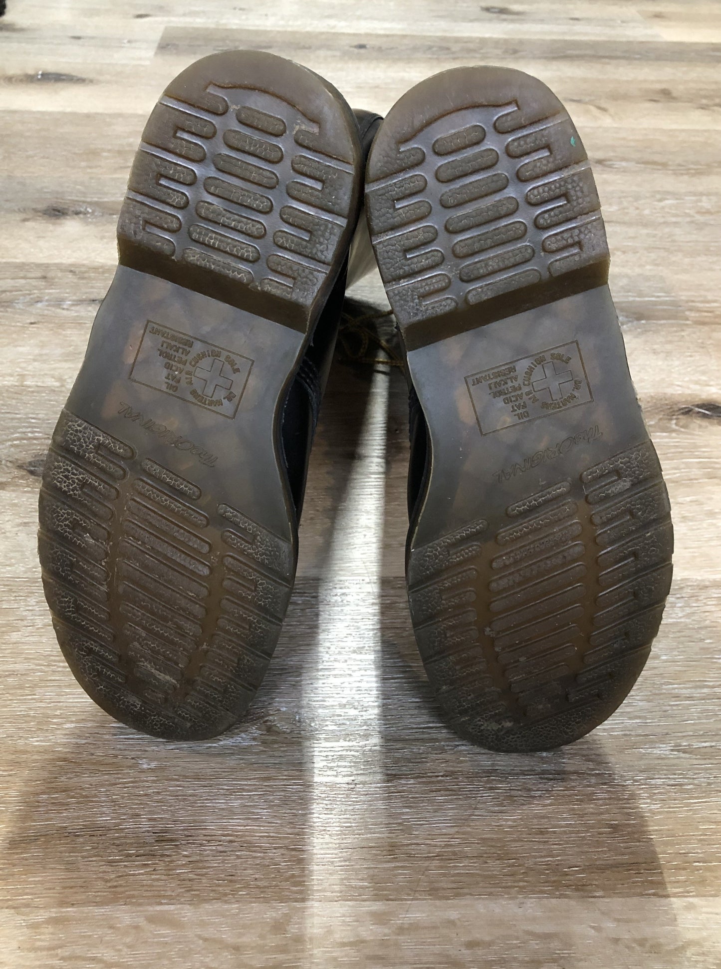 Kingspier Vintage - Doc Martens1914 tall 14 eyelet boot in black with smooth leather upper and Iconic airwair sole.
Size 10 womens
*Boots are in excellent condition.