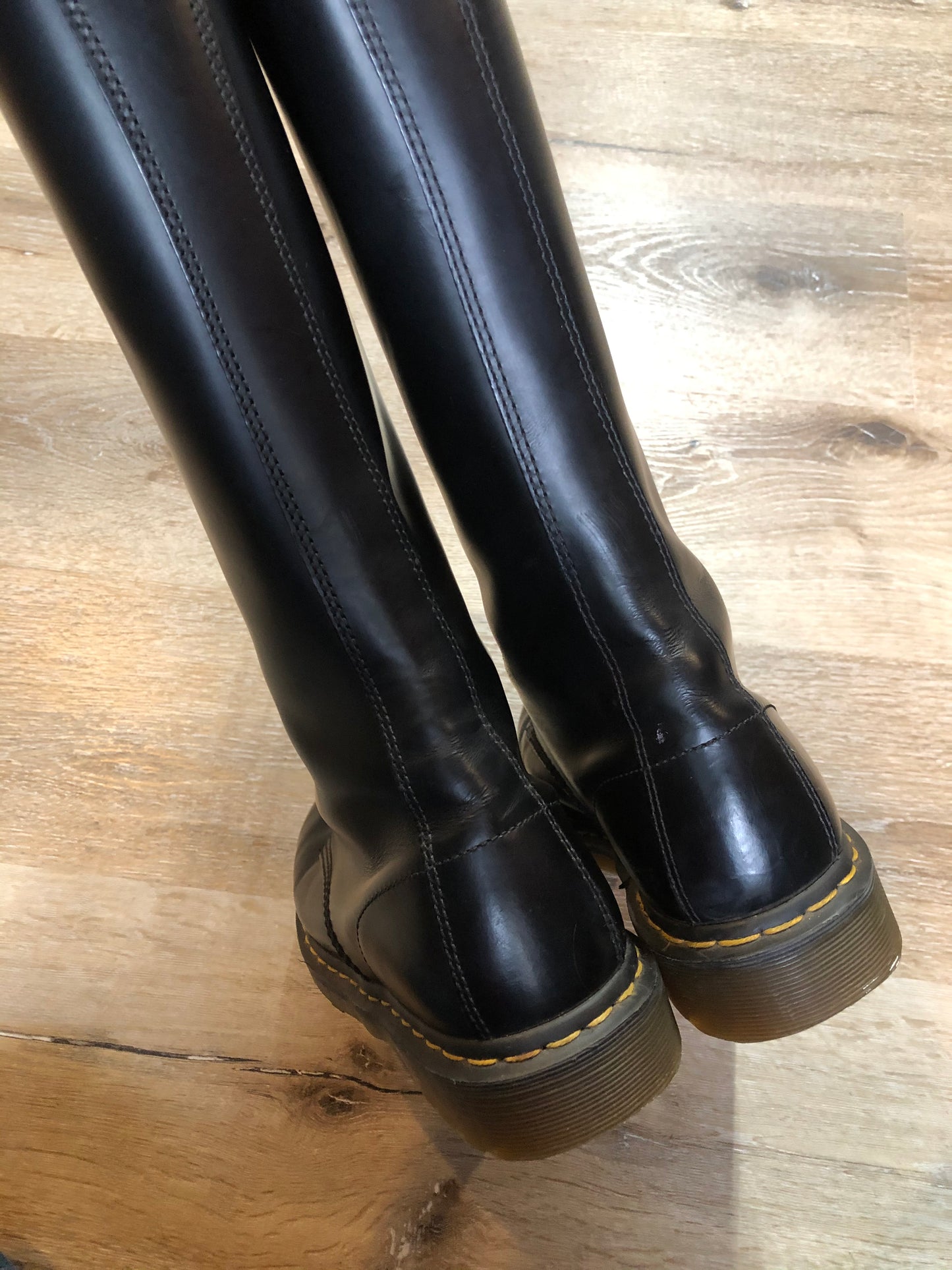 Kingspier Vintage - Doc Martens1914 tall 14 eyelet boot in black with smooth leather upper and Iconic airwair sole.
Size 10 womens
*Boots are in excellent condition.