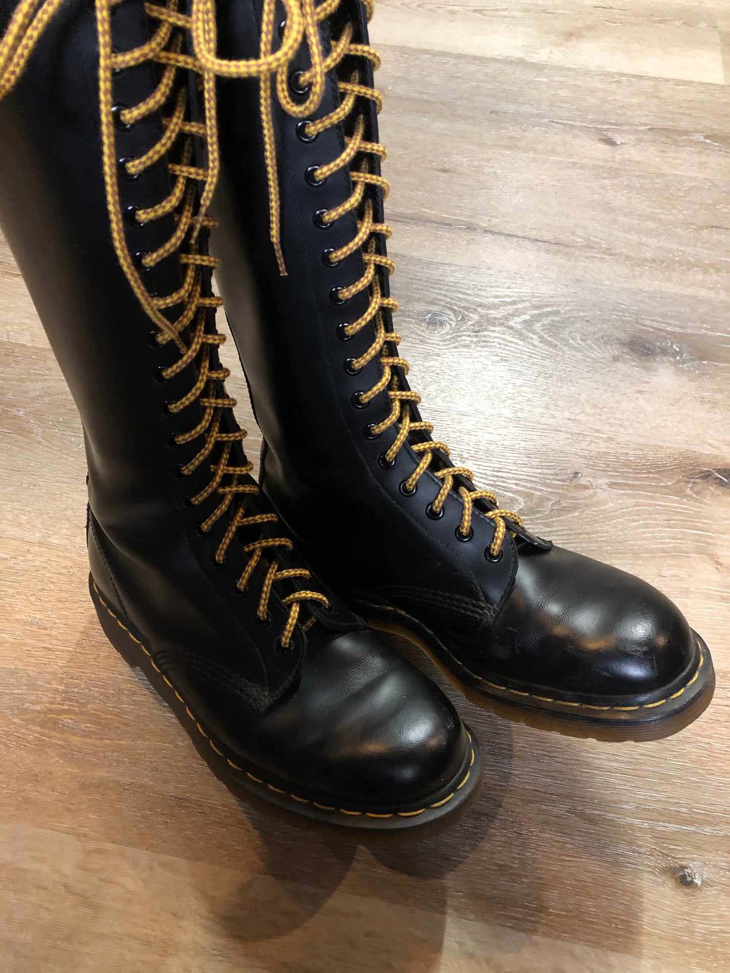 Kingspier Vintage - Doc Martens1914 tall 14 eyelet boot in black with smooth leather upper and Iconic airwair sole.
Size 10 womens
*Boots are in excellent condition.