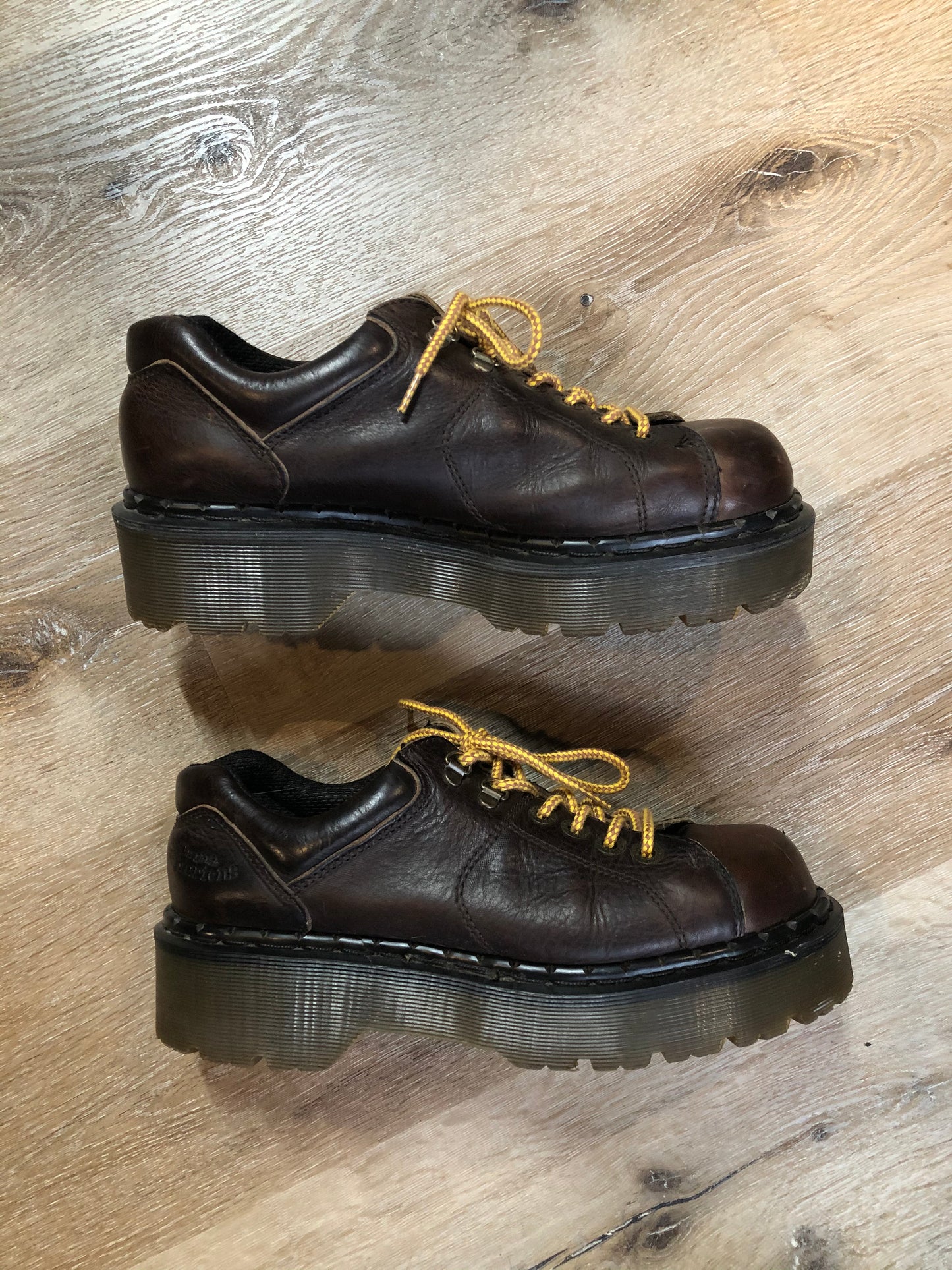 Kingspier Vintage - Doc Martens brown 6 eyelet casual shoe with padded collar and platform sole. Made in England.
Size 9 womens.
*Shoes are in great condition.