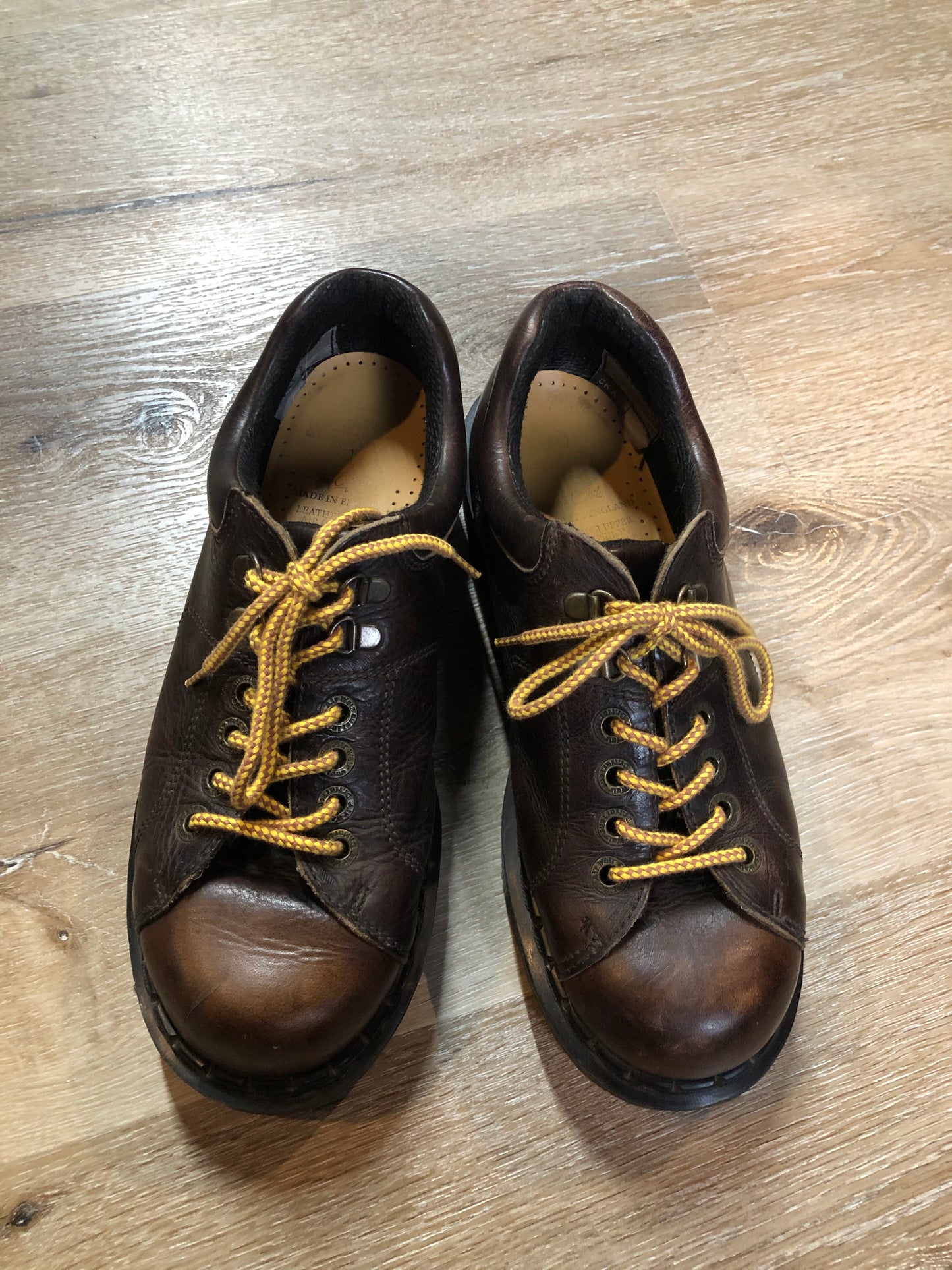 Kingspier Vintage - Doc Martens brown 6 eyelet casual shoe with padded collar and platform sole. Made in England.
Size 9 womens.
*Shoes are in great condition.