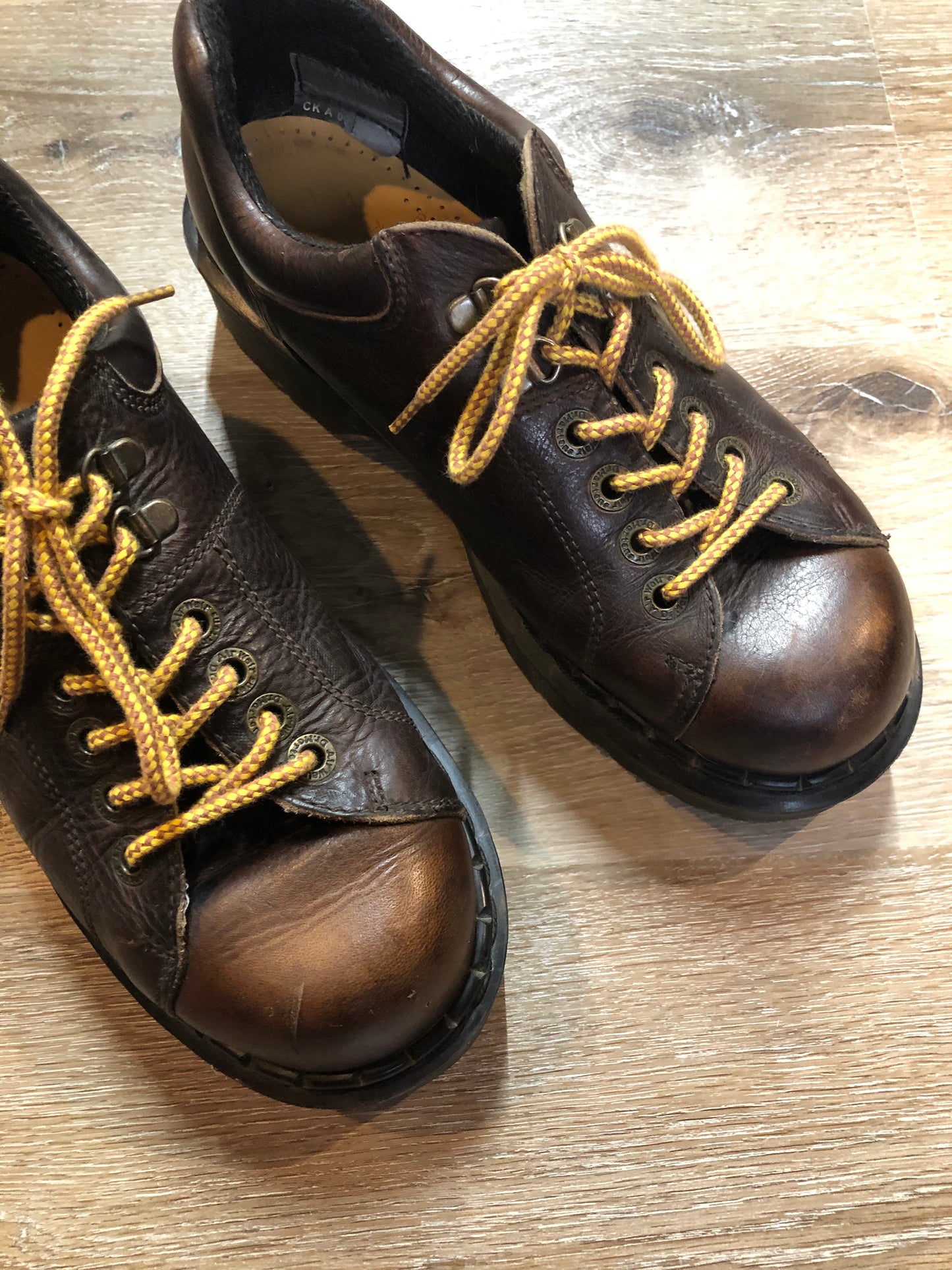 Kingspier Vintage - Doc Martens brown 6 eyelet casual shoe with padded collar and platform sole. Made in England.
Size 9 womens.
*Shoes are in great condition.
