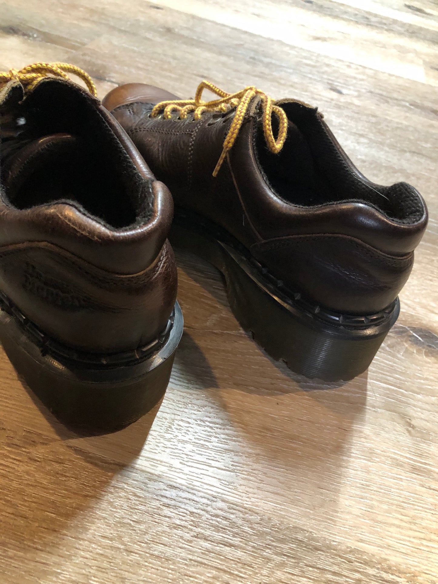 Kingspier Vintage - Doc Martens brown 6 eyelet casual shoe with padded collar and platform sole. Made in England.
Size 9 womens.
*Shoes are in great condition.
