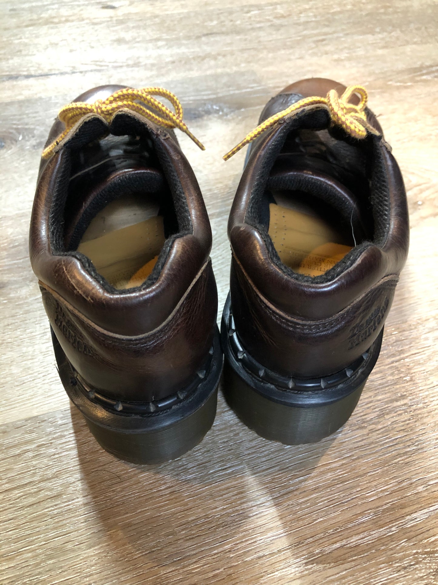 Kingspier Vintage - Doc Martens brown 6 eyelet casual shoe with padded collar and platform sole. Made in England.
Size 9 womens.
*Shoes are in great condition.