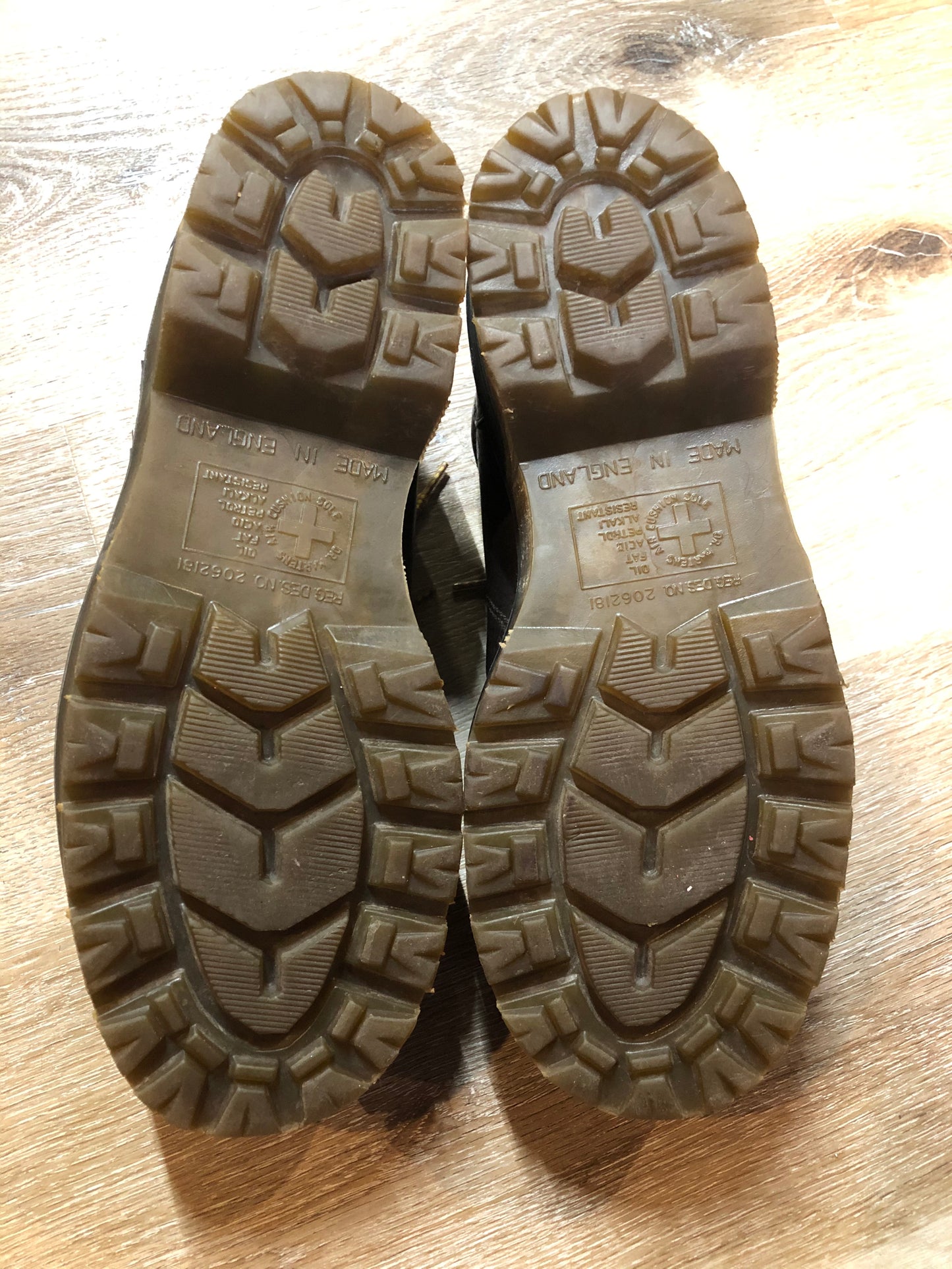 Kingspier Vintage - Doc Martens brown 6 eyelet casual shoe with padded collar and platform sole. Made in England.
Size 9 womens.
*Shoes are in great condition.