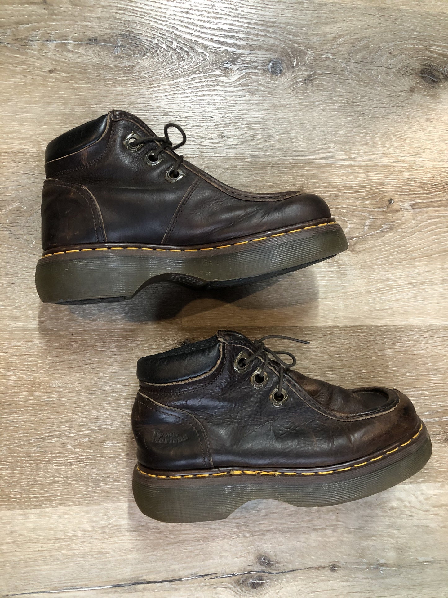 Kingspier Vintage - Doc Martens brown 3 eyelet hiker boot with cushioned collar and air cushioned sole. Made in England.
Size 9 womens
*Boots are in good condition with some wear in leather upper.