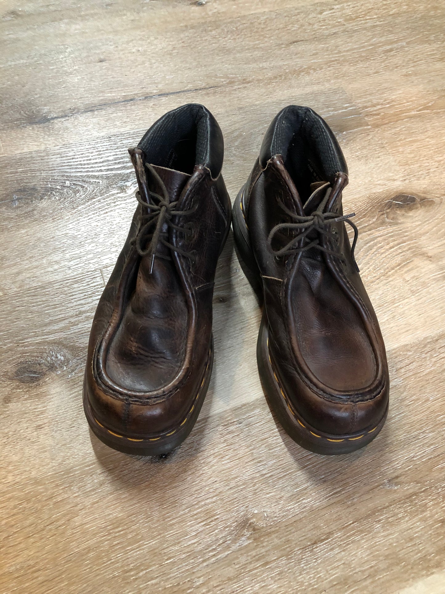 Kingspier Vintage - Doc Martens brown 3 eyelet hiker boot with cushioned collar and air cushioned sole. Made in England.
Size 9 womens
*Boots are in good condition with some wear in leather upper.
