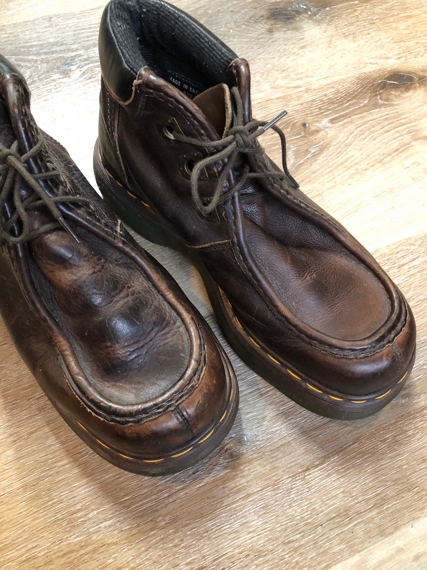 Kingspier Vintage - Doc Martens brown 3 eyelet hiker boot with cushioned collar and air cushioned sole. Made in England.
Size 9 womens
*Boots are in good condition with some wear in leather upper.