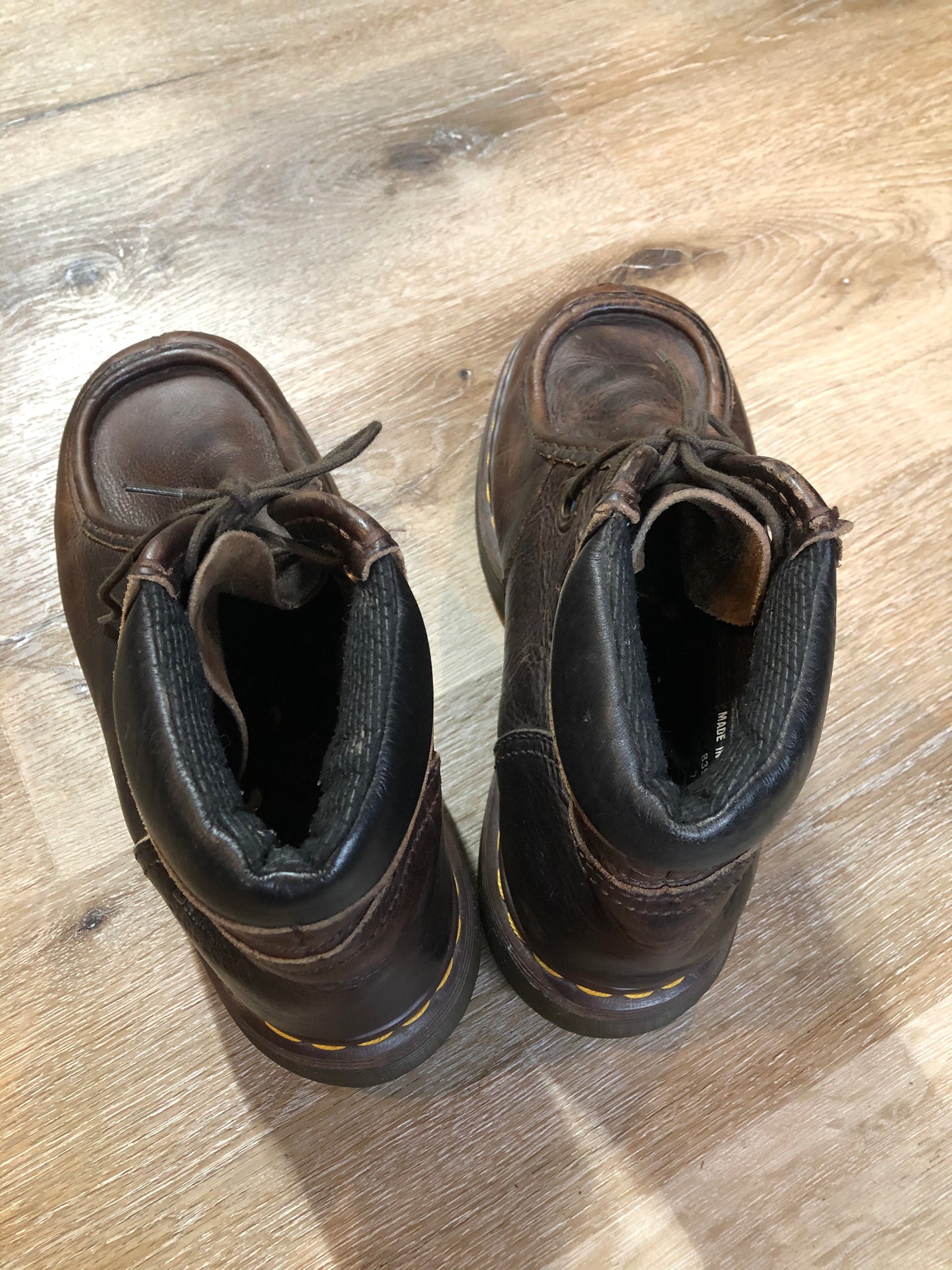 Kingspier Vintage - Doc Martens brown 3 eyelet hiker boot with cushioned collar and air cushioned sole. Made in England.
Size 9 womens
*Boots are in good condition with some wear in leather upper.
