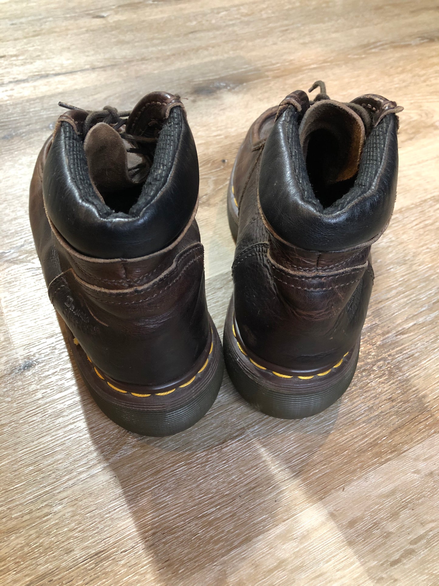Kingspier Vintage - Doc Martens brown 3 eyelet hiker boot with cushioned collar and air cushioned sole. Made in England.
Size 9 womens
*Boots are in good condition with some wear in leather upper.