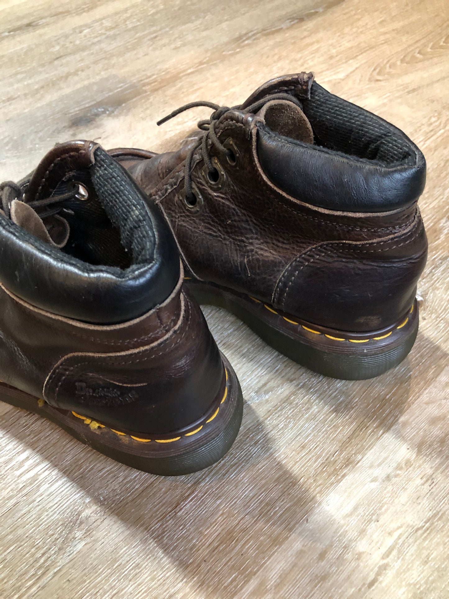 Kingspier Vintage - Doc Martens brown 3 eyelet hiker boot with cushioned collar and air cushioned sole. Made in England.
Size 9 womens
*Boots are in good condition with some wear in leather upper.
