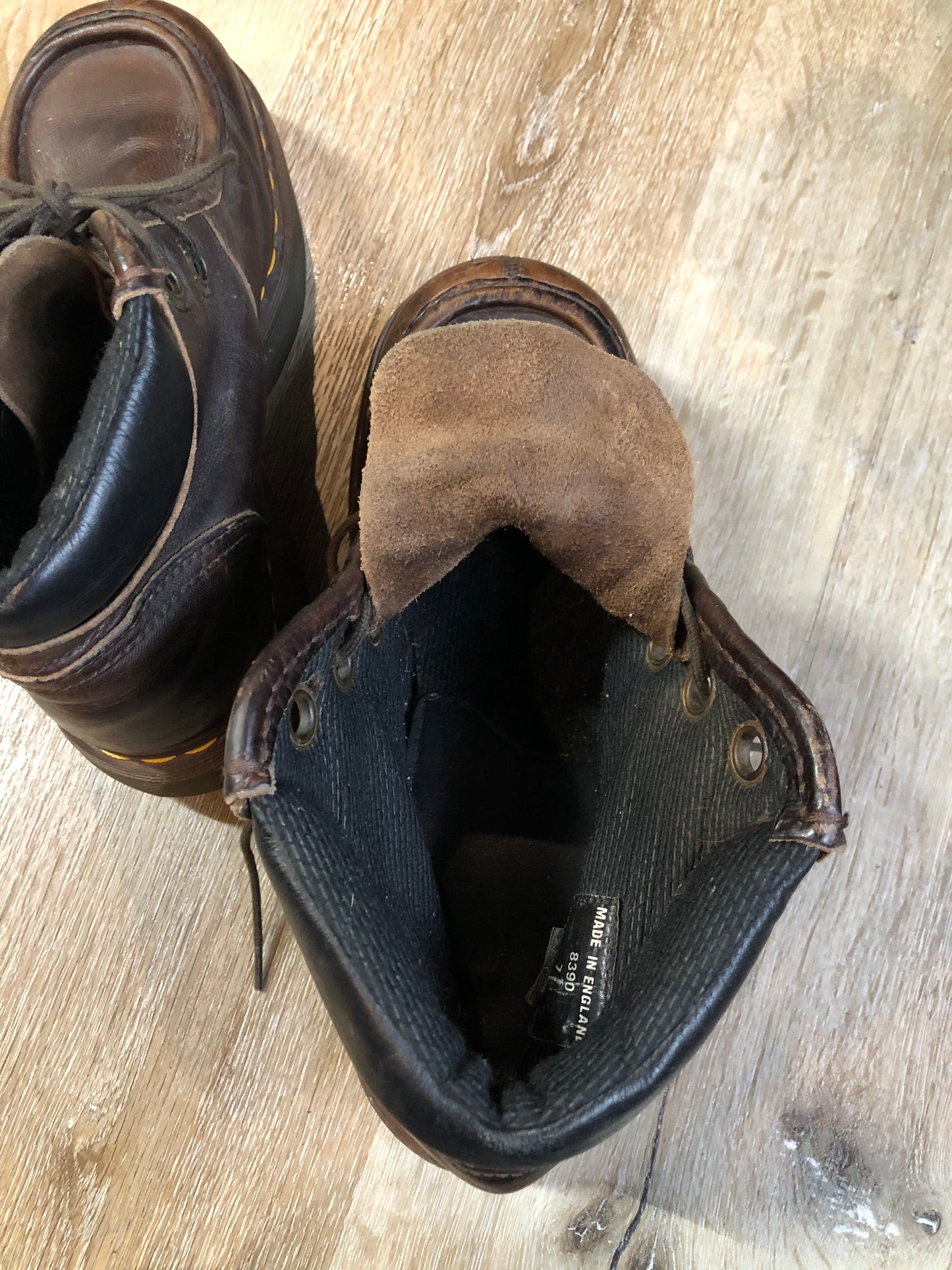 Kingspier Vintage - Doc Martens brown 3 eyelet hiker boot with cushioned collar and air cushioned sole. Made in England.
Size 9 womens
*Boots are in good condition with some wear in leather upper.