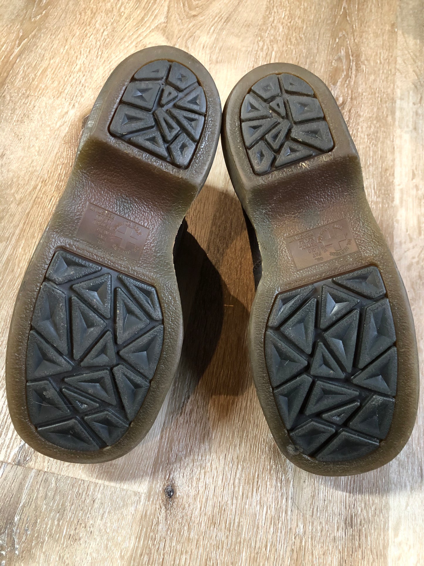 Kingspier Vintage - Doc Martens brown 3 eyelet hiker boot with cushioned collar and air cushioned sole. Made in England.
Size 9 womens
*Boots are in good condition with some wear in leather upper.