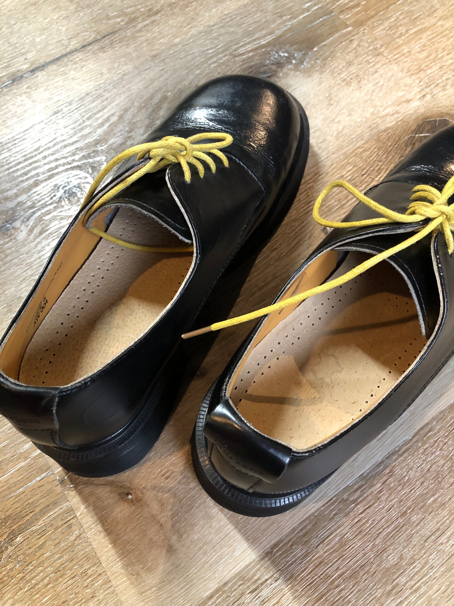 Kingspier Vintage - Doc Martens 8461 black smooth leather 4 eyelet Gibson Shoe with chunky high heel. Made in England.
Size 10 US womens.
*Shoes are in great condition.