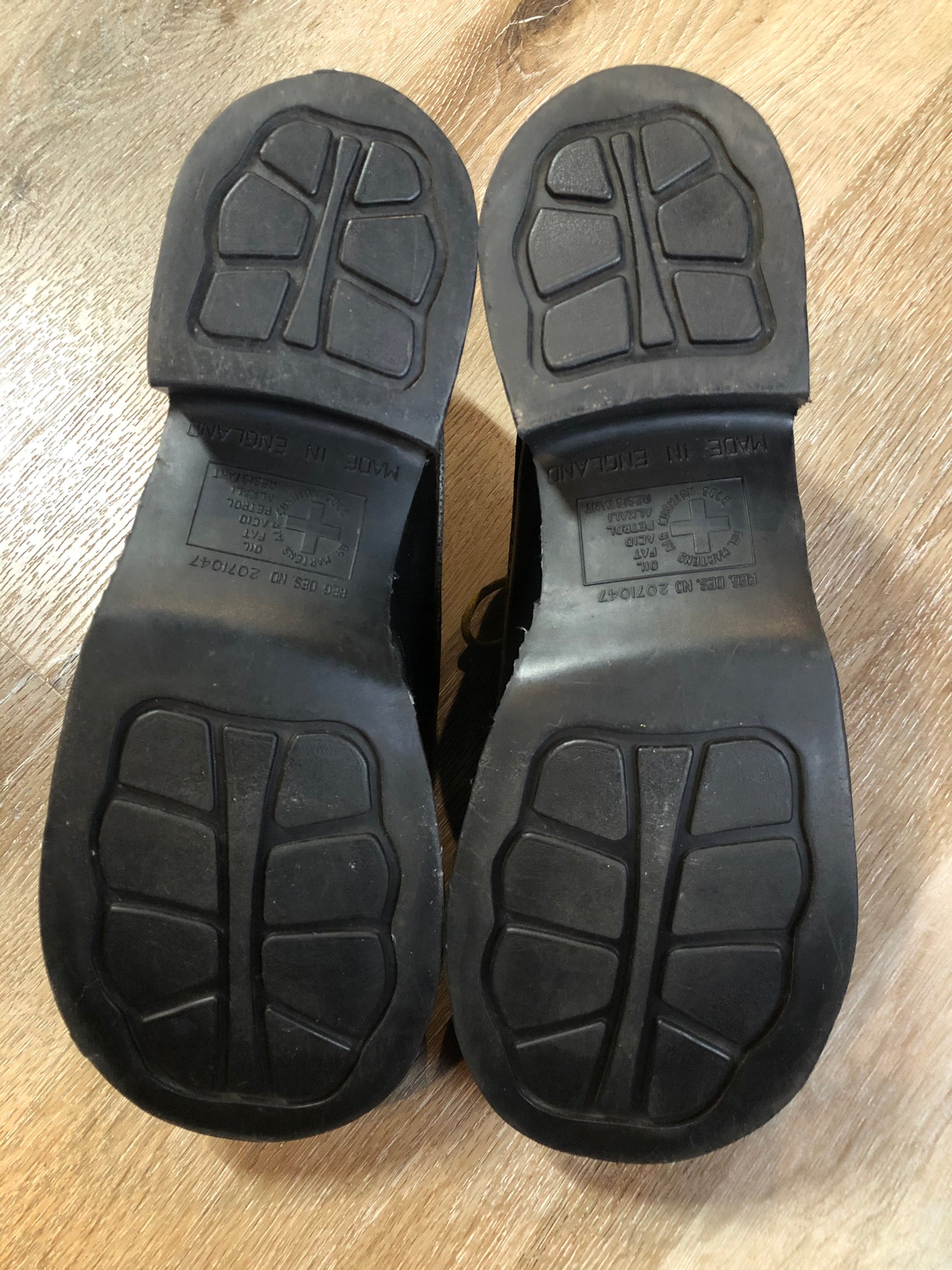 Kingspier Vintage - Doc Martens 8461 black smooth leather 4 eyelet Gibson Shoe with chunky high heel. Made in England.
Size 10 US womens.
*Shoes are in great condition.