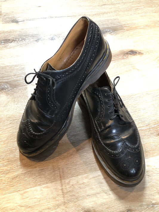 Kingspier Vintage - Doc Martens 5 eyelet blacksmooth leather classic brogue shoe.
Size 10 mens
*Shoes are in great condition with some wear in the leather upper.