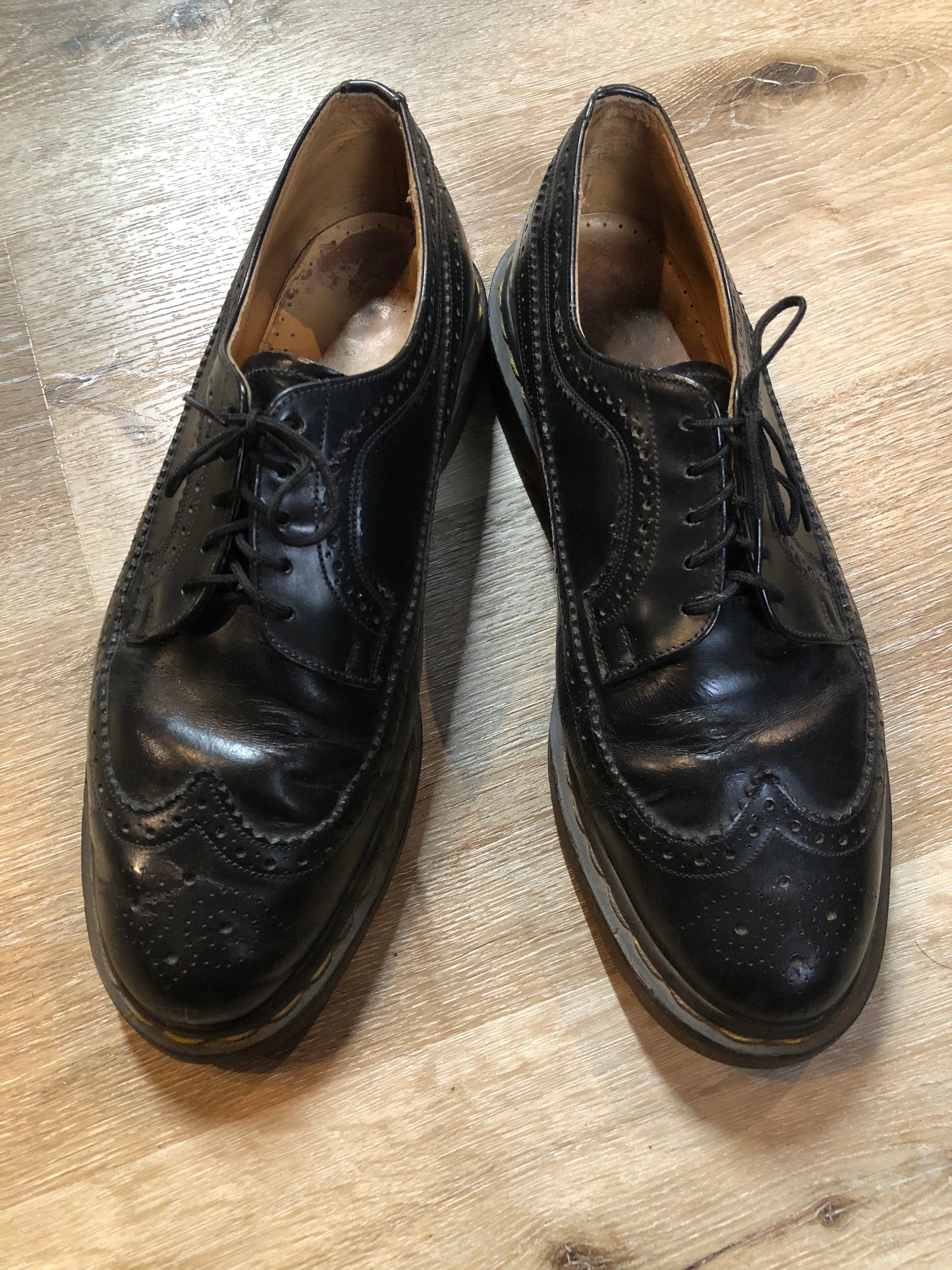 Kingspier Vintage - Doc Martens 5 eyelet blacksmooth leather classic brogue shoe.
Size 10 mens
*Shoes are in great condition with some wear in the leather upper.