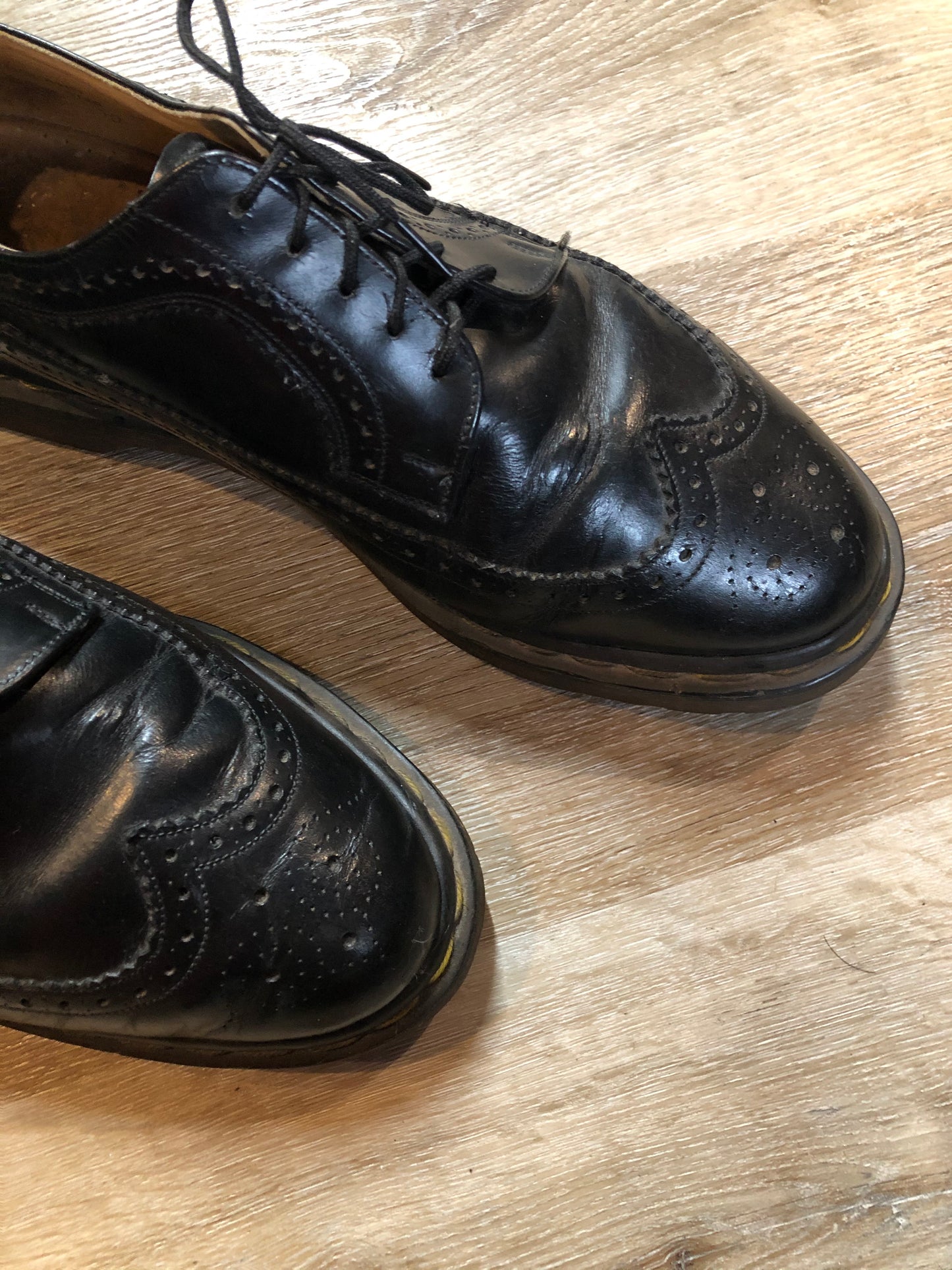 Kingspier Vintage - Doc Martens 5 eyelet blacksmooth leather classic brogue shoe.
Size 10 mens
*Shoes are in great condition with some wear in the leather upper.