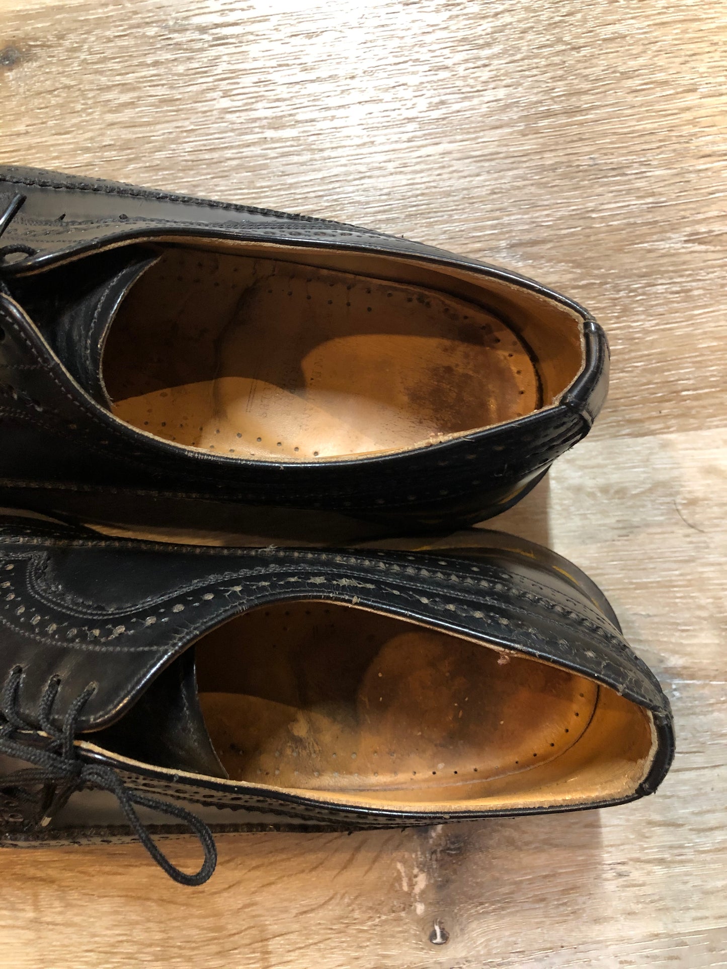 Kingspier Vintage - Doc Martens 5 eyelet blacksmooth leather classic brogue shoe.
Size 10 mens
*Shoes are in great condition with some wear in the leather upper.