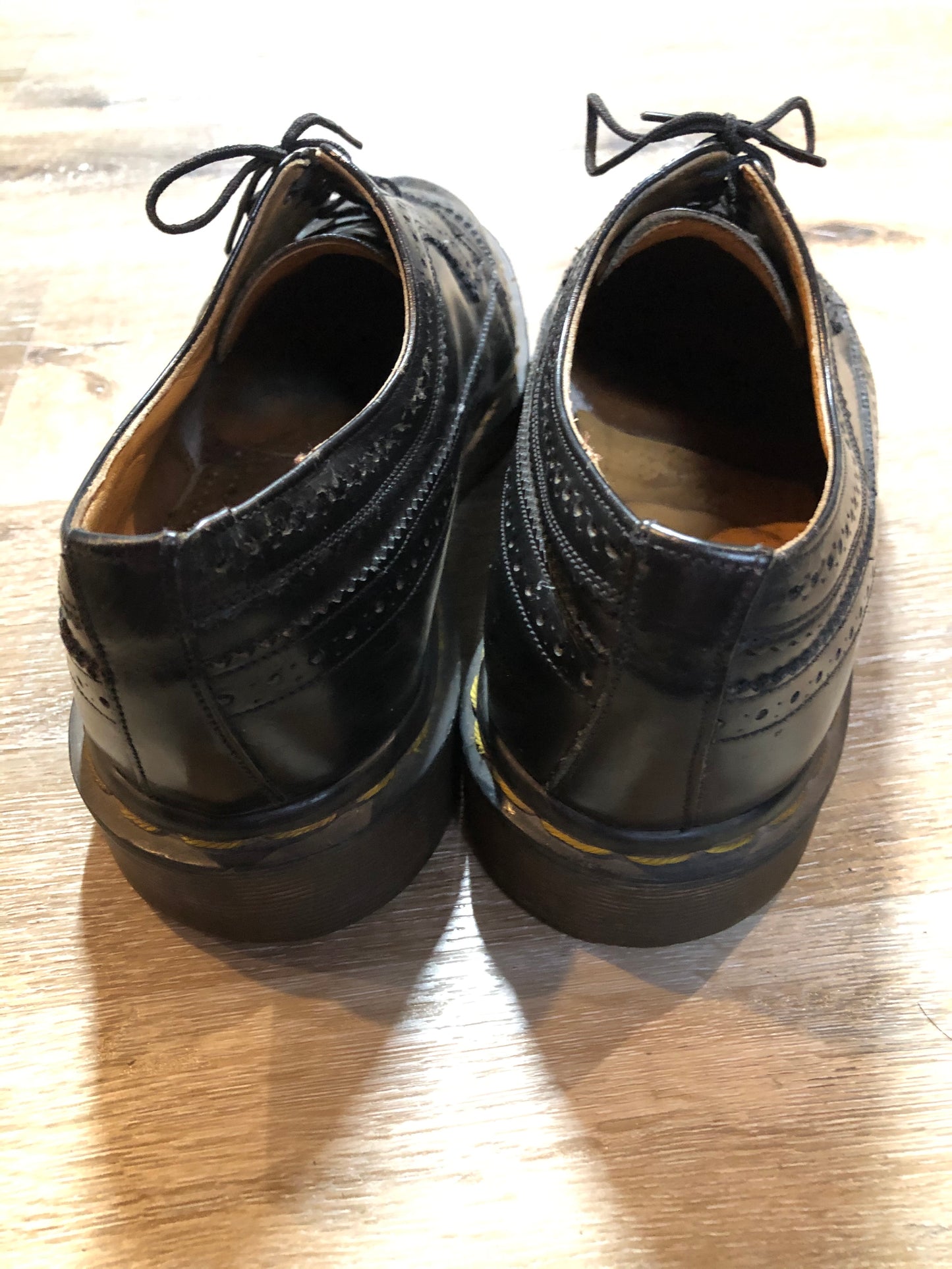 Kingspier Vintage - Doc Martens 5 eyelet blacksmooth leather classic brogue shoe.
Size 10 mens
*Shoes are in great condition with some wear in the leather upper.