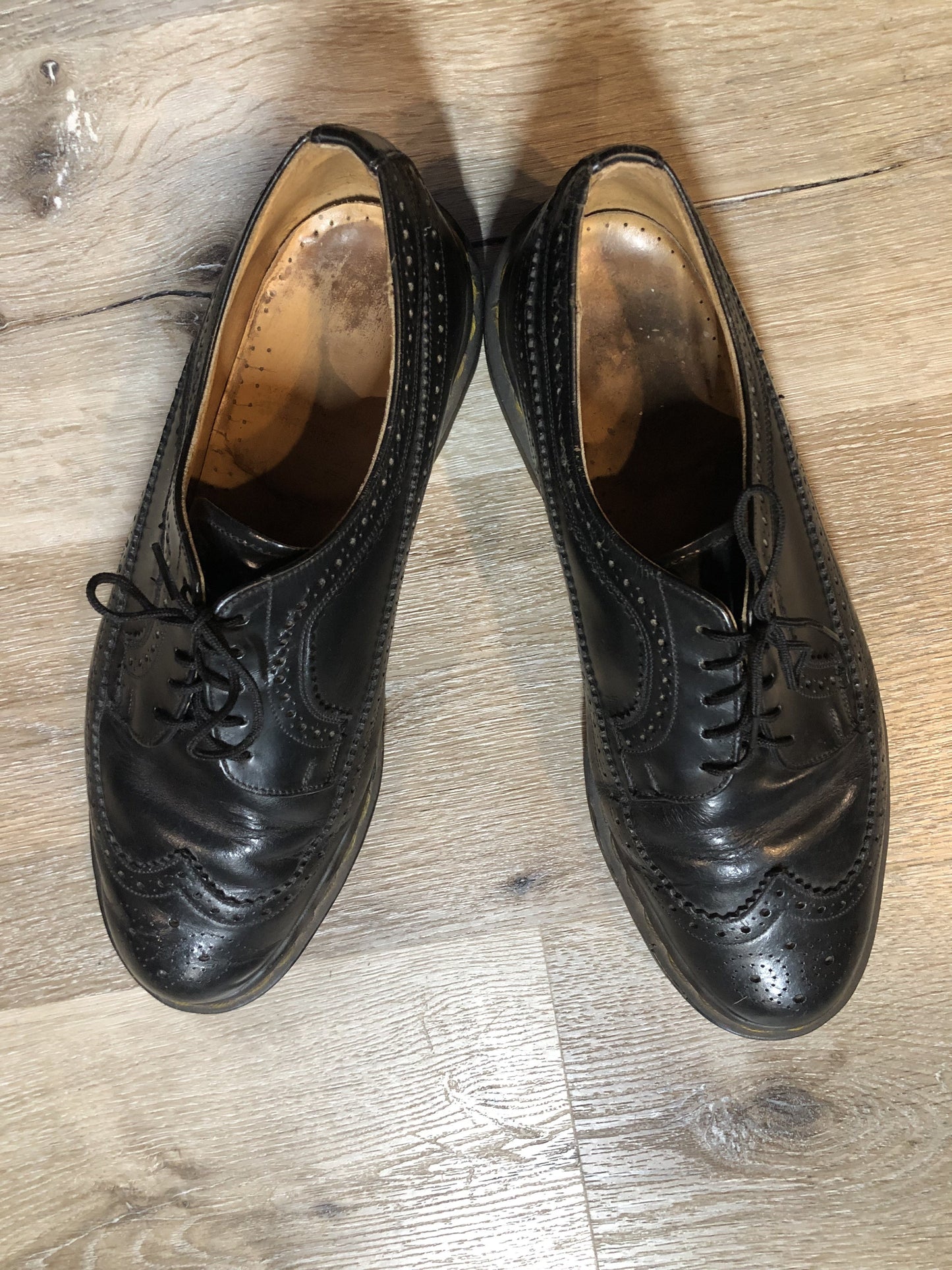 Kingspier Vintage - Doc Martens 5 eyelet blacksmooth leather classic brogue shoe.
Size 10 mens
*Shoes are in great condition with some wear in the leather upper.