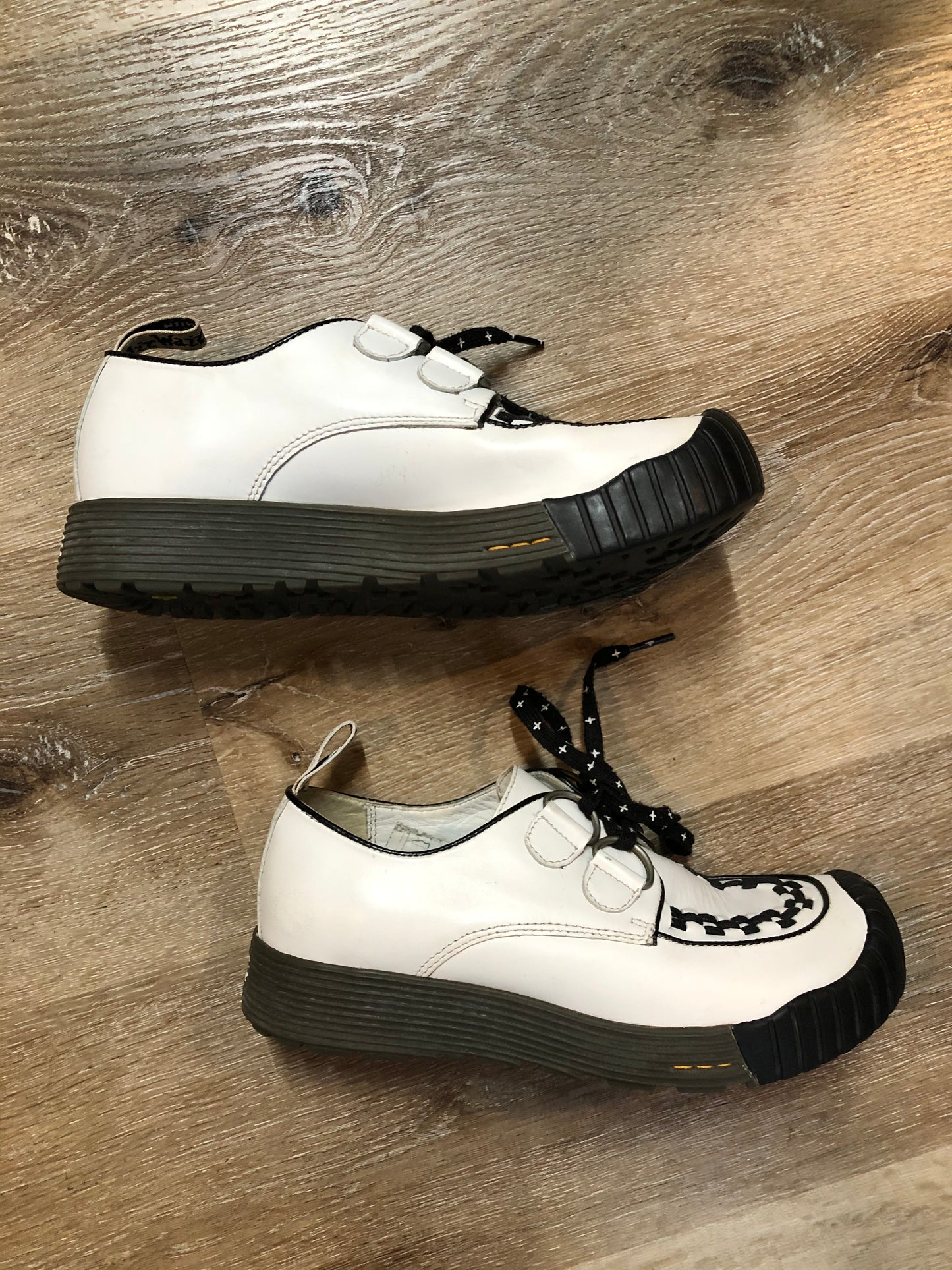 Kingspier Vintage - "Smooth Casual" Doc Martens in a pseudo creeper style with sugar skull interior.
White with black accents.
Excellent condition.
Size US W 6