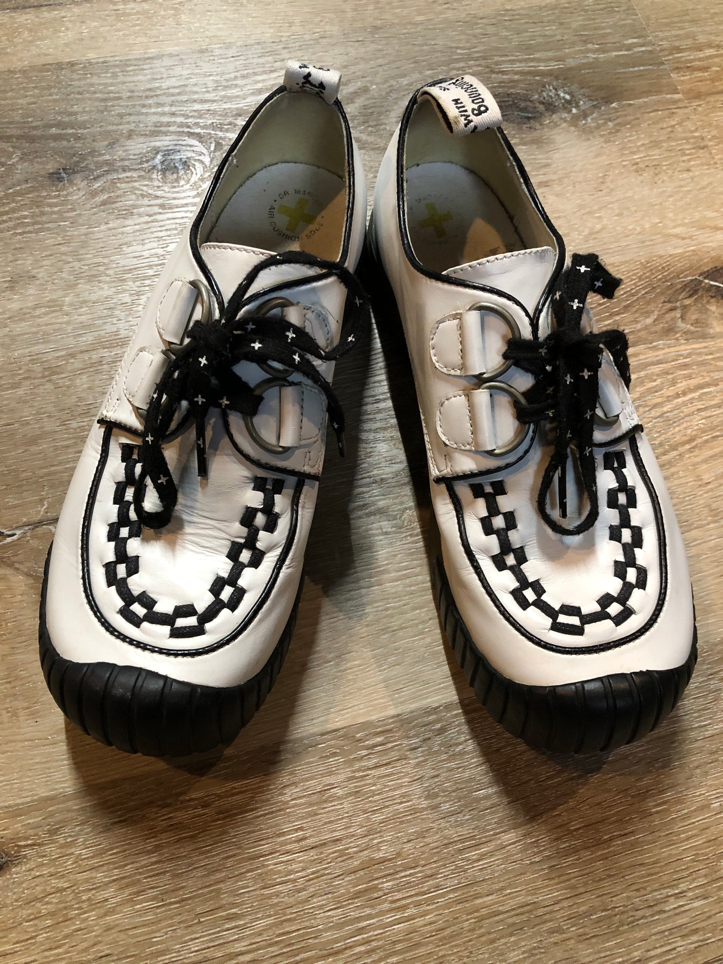 Kingspier Vintage - "Smooth Casual" Doc Martens in a pseudo creeper style with sugar skull interior.
White with black accents.
Excellent condition.
Size US W 6