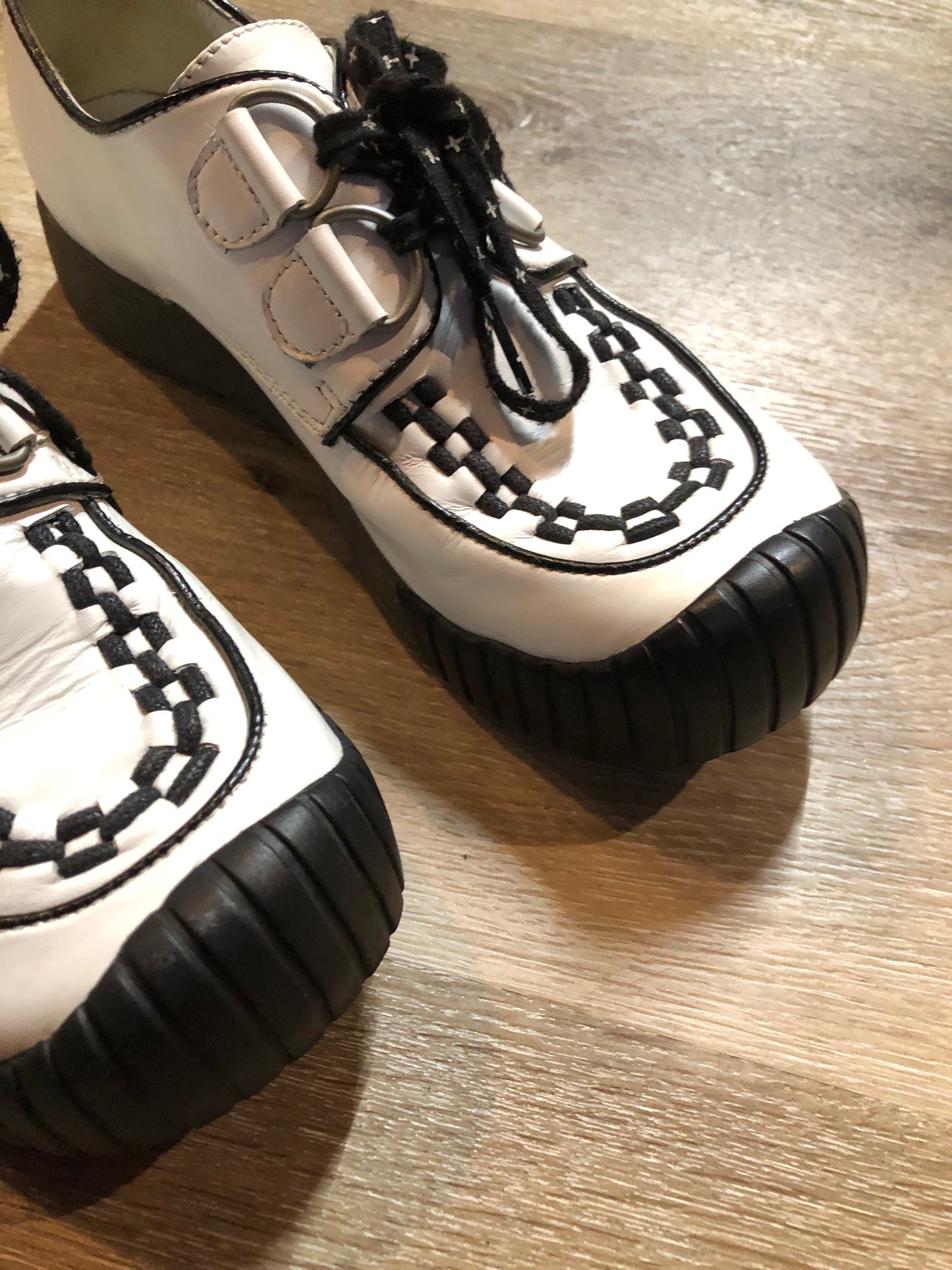 Kingspier Vintage - "Smooth Casual" Doc Martens in a pseudo creeper style with sugar skull interior.
White with black accents.
Excellent condition.
Size US W 6