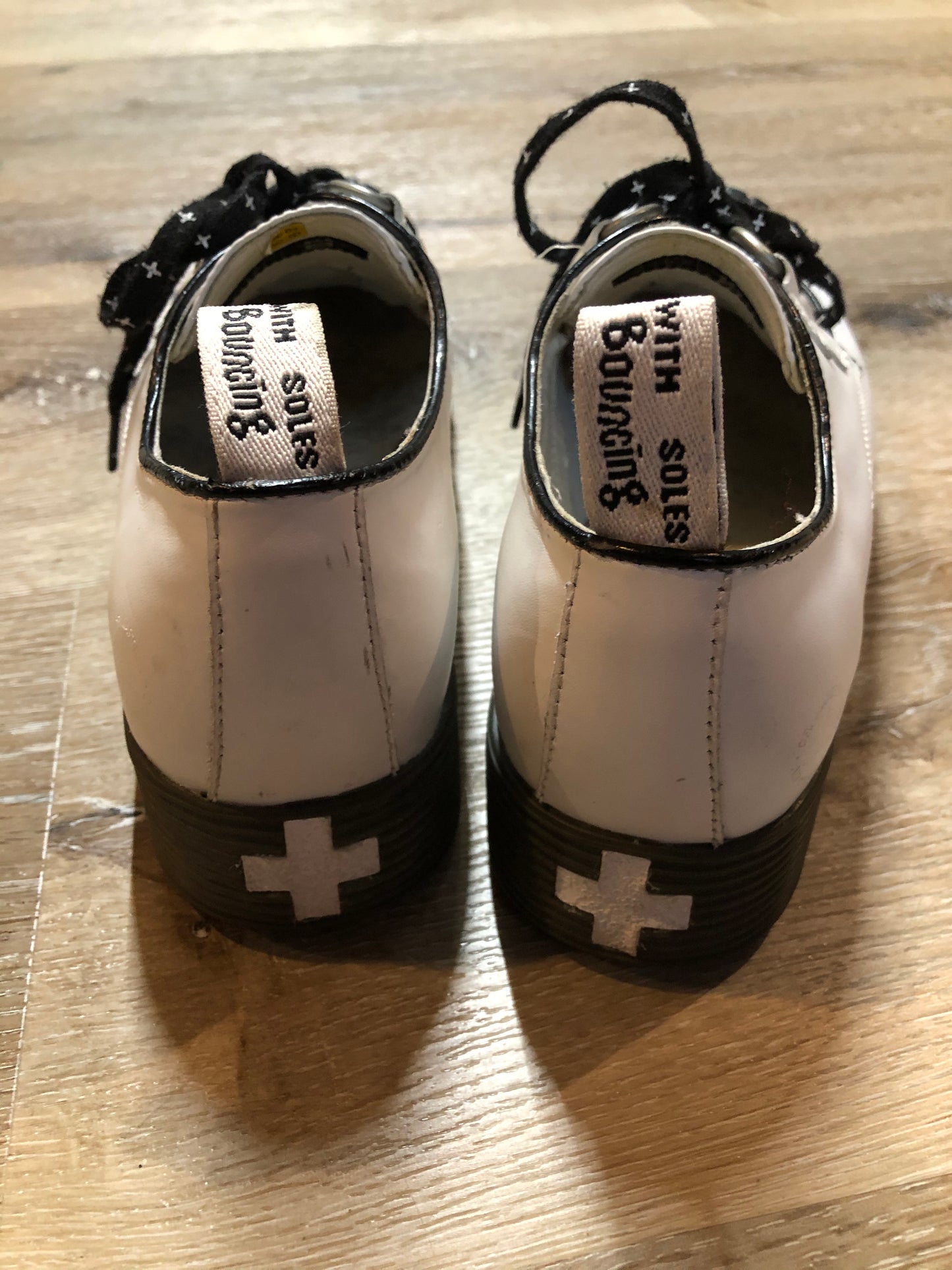 Kingspier Vintage - "Smooth Casual" Doc Martens in a pseudo creeper style with sugar skull interior.
White with black accents.
Excellent condition.
Size US W 6
