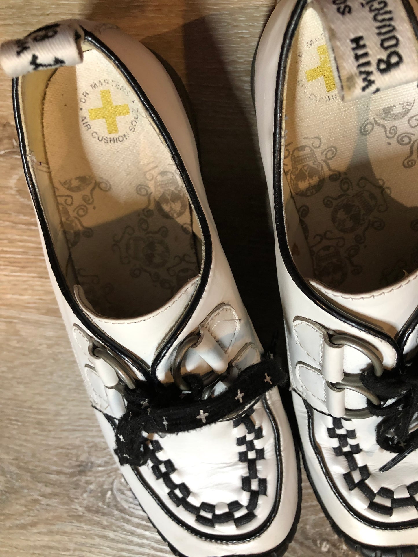 Kingspier Vintage - "Smooth Casual" Doc Martens in a pseudo creeper style with sugar skull interior.
White with black accents.
Excellent condition.
Size US W 6