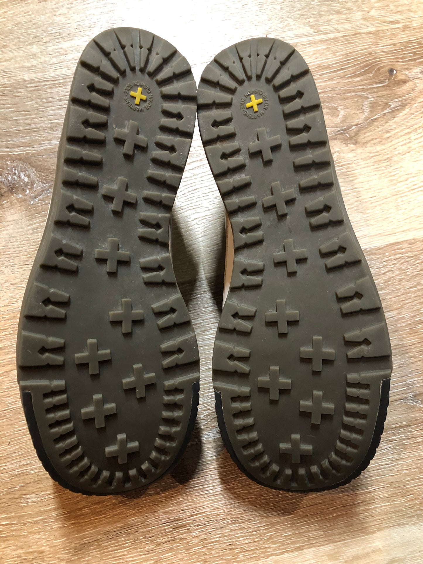 Kingspier Vintage - "Smooth Casual" Doc Martens in a pseudo creeper style with sugar skull interior.
White with black accents.
Excellent condition.
Size US W 6