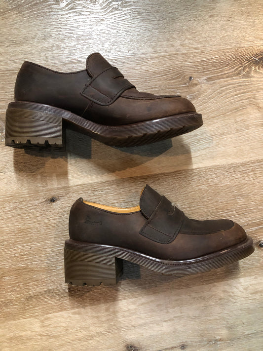 Kingspier Vintage - Doc Martens brown chunky heel loafer.
Size 6.5 US womens.
*Shoes are in great condition.