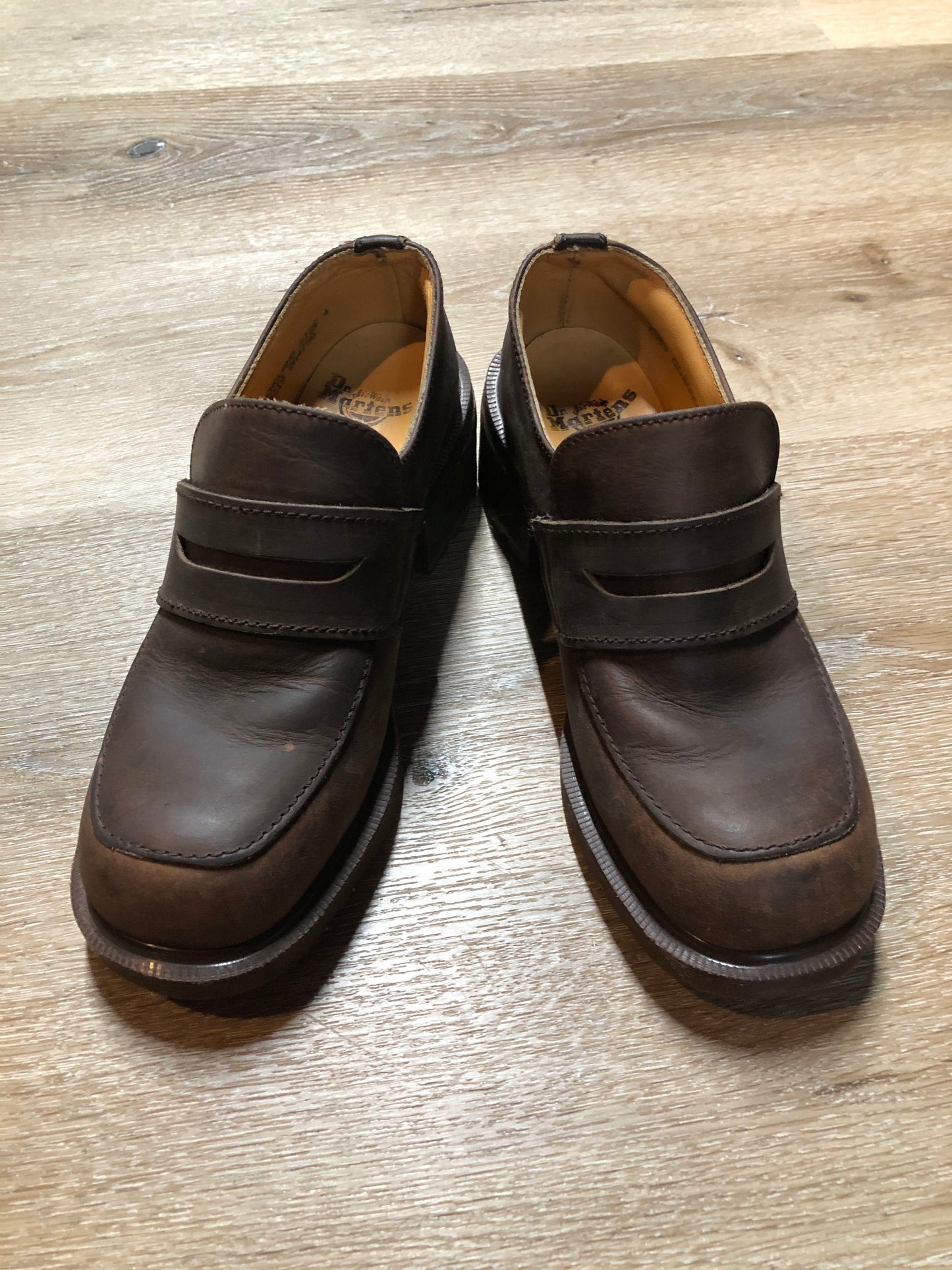 Kingspier Vintage - Doc Martens brown chunky heel loafer.
Size 6.5 US womens.
*Shoes are in great condition.