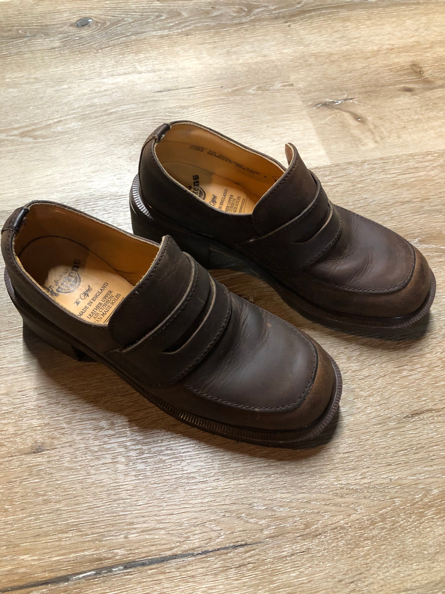 Kingspier Vintage - Doc Martens brown chunky heel loafer.
Size 6.5 US womens.
*Shoes are in great condition.