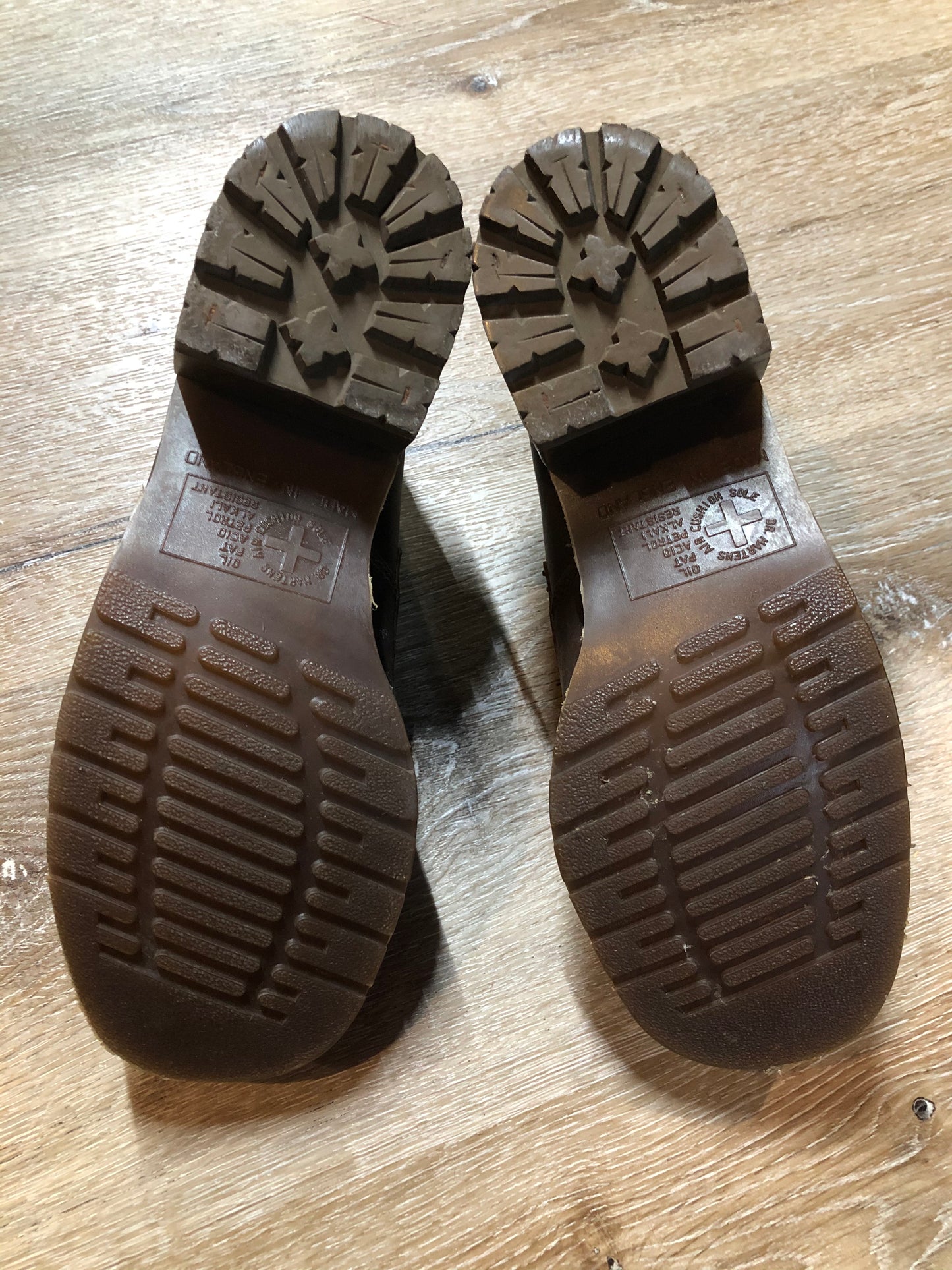 Kingspier Vintage - Doc Martens brown chunky heel loafer.
Size 6.5 US womens.
*Shoes are in great condition.
