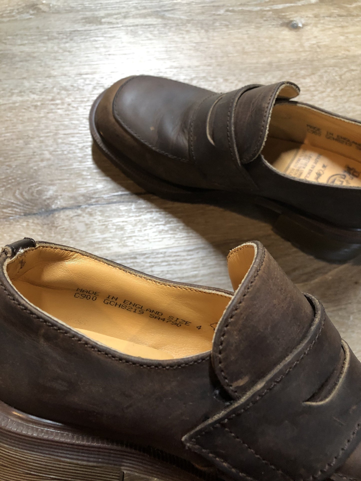 Kingspier Vintage - Doc Martens brown chunky heel loafer.
Size 6.5 US womens.
*Shoes are in great condition.
