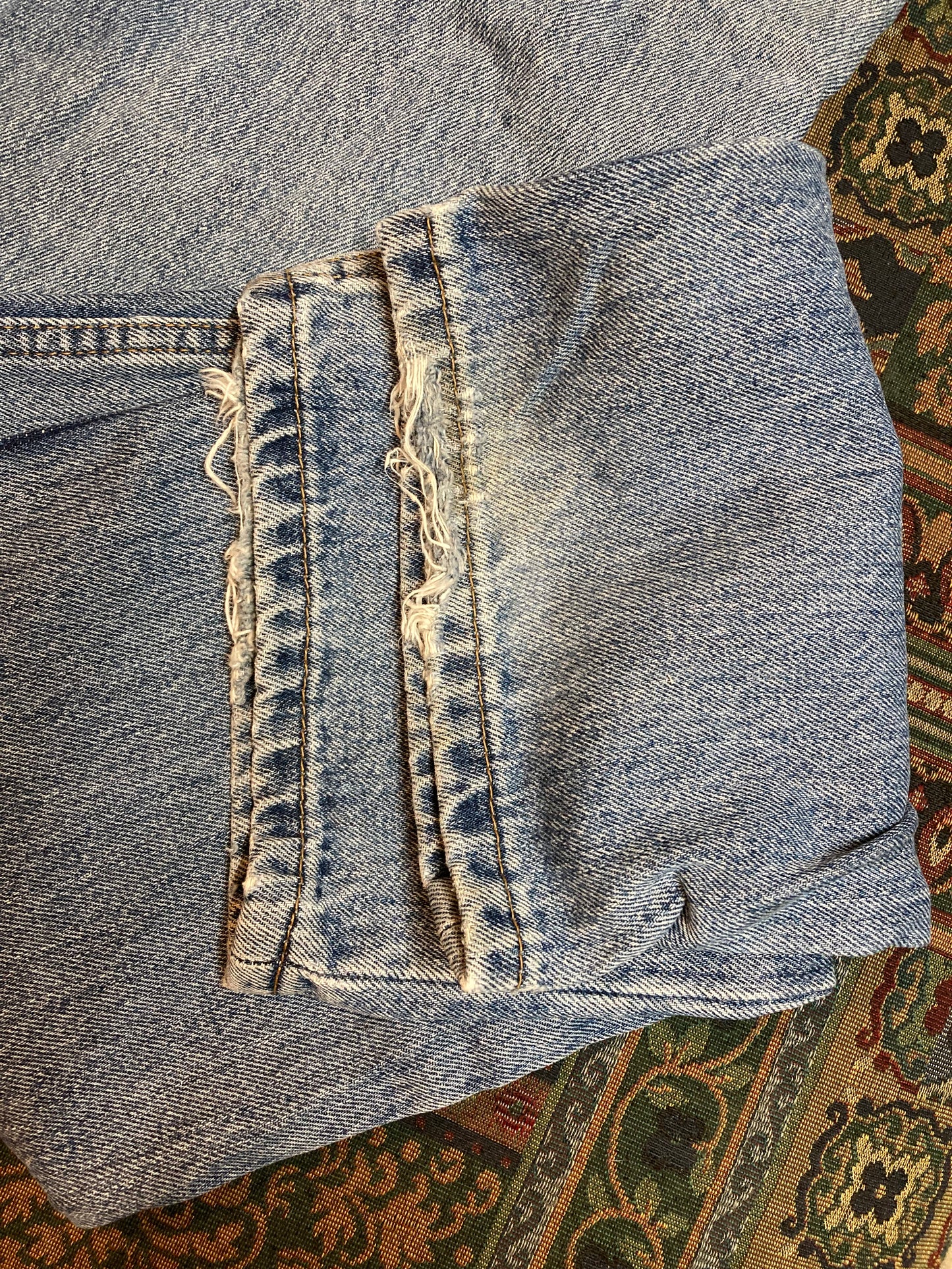Levi’s 516 - 31”x31.5” Slim Fit Denim Jeans Red Tab High rise Zip fly Straight leg 100% Cotton Light wash Tagged 32”x32” Made in Bangladesh - Kingspier Vintage