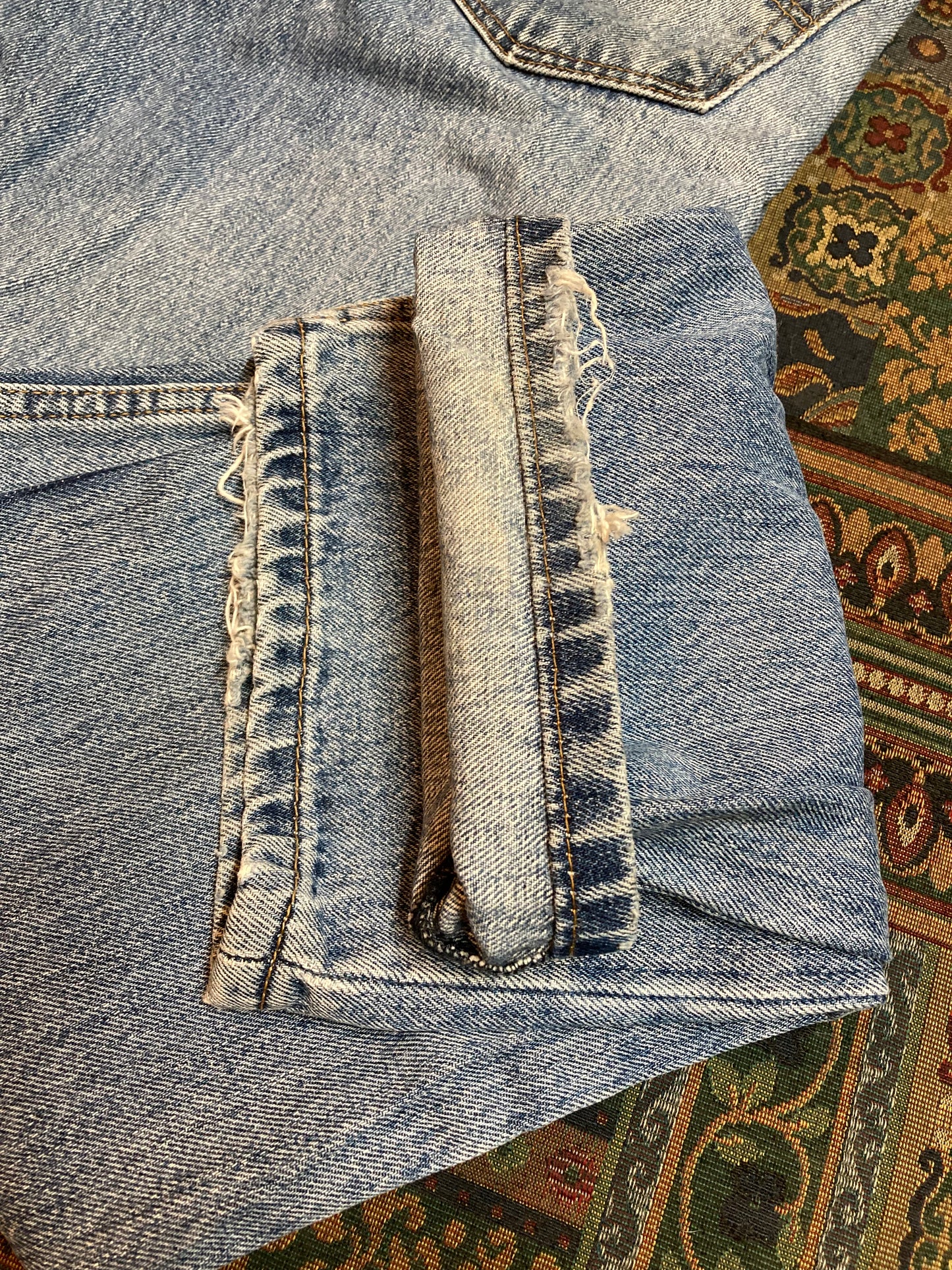 Levi’s 516 - 31”x31.5” Slim Fit Denim Jeans Red Tab High rise Zip fly Straight leg 100% Cotton Light wash Tagged 32”x32” Made in Bangladesh - Kingspier Vintage