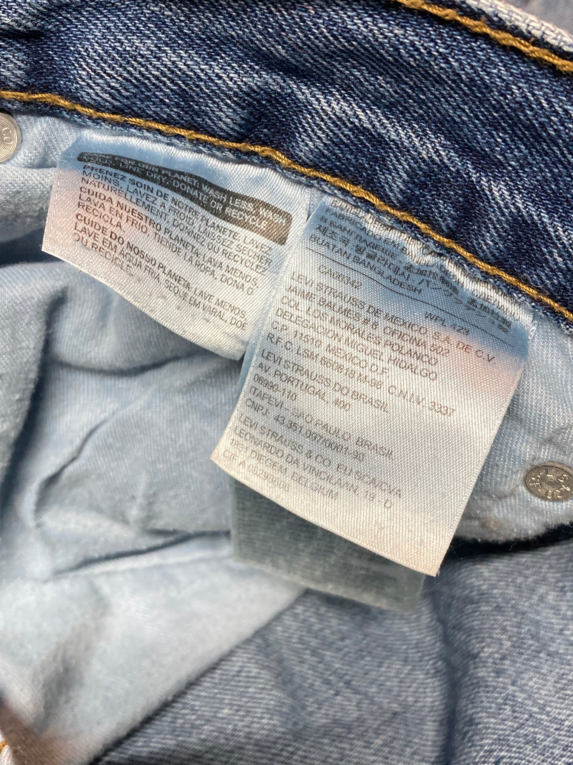 Levi’s 516 - 31”x31.5” Slim Fit Denim Jeans  Red Tab  High rise  Zip fly  Straight leg  100% Cotton  Light wash  Tagged 32”x32”  Made in Bangladesh - Kingspier Vintage
