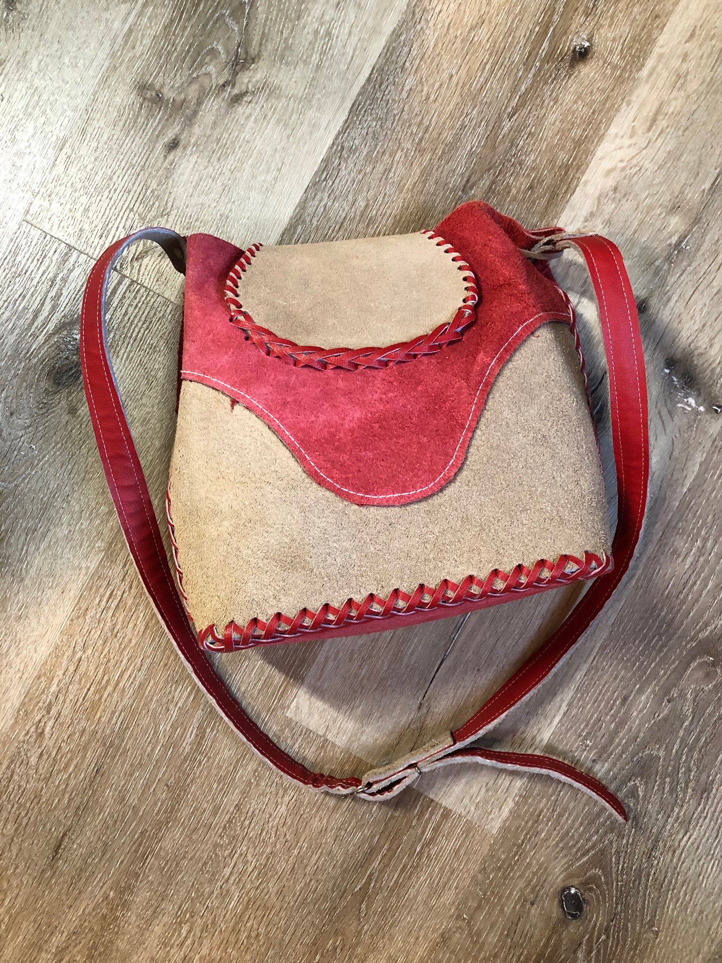 Kingspier Vintage - Tan and red saddle bag with red leather stitching, one large inside compartment and an adjustable shoulder strap.
