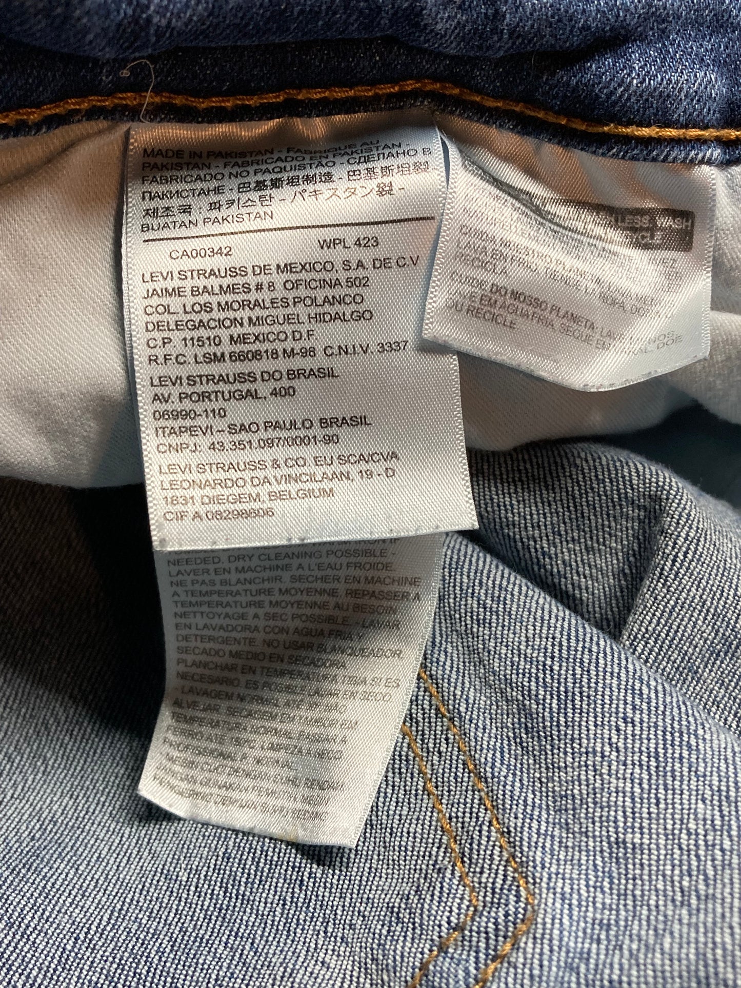 Levi’s 415 - Classic Boot Cut - 37”x30.5”, Size 16 Sits below waist Classic boot cut leg 99^ cotton/ 1% elastane Medium wash Made in Pakistan - Kingspier Vintage
