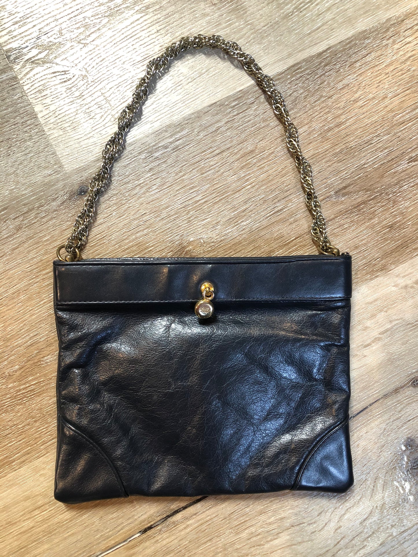 Kingspier Vintage - Ande navy leather handbag with chain strap
Length - 8.5”
Width - .5”
Height - 7”
Strap - 16.5”
This purse is in great condition.
