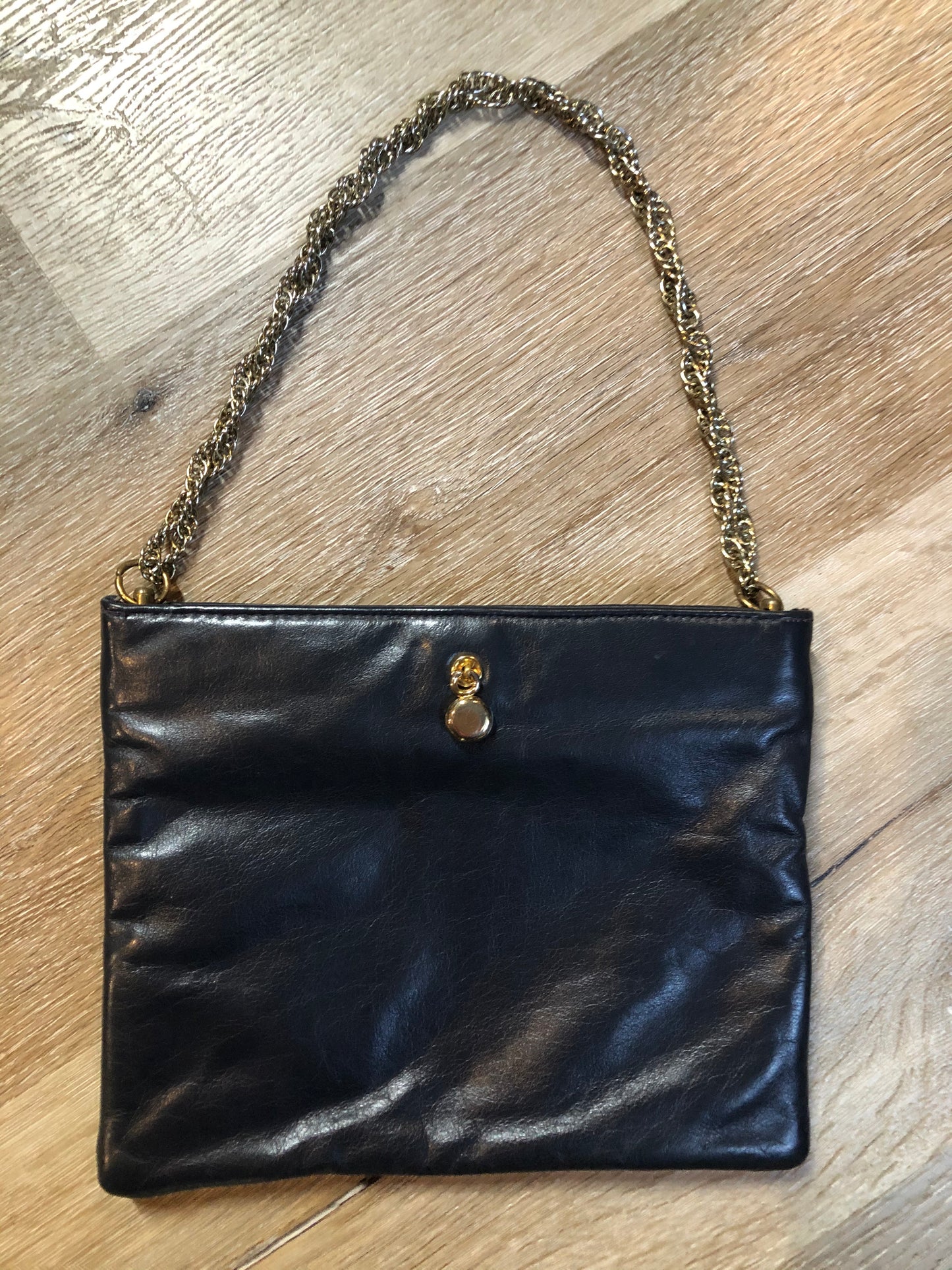 Kingspier Vintage - Ande navy leather handbag with chain strap
Length - 8.5”
Width - .5”
Height - 7”
Strap - 16.5”
This purse is in great condition.