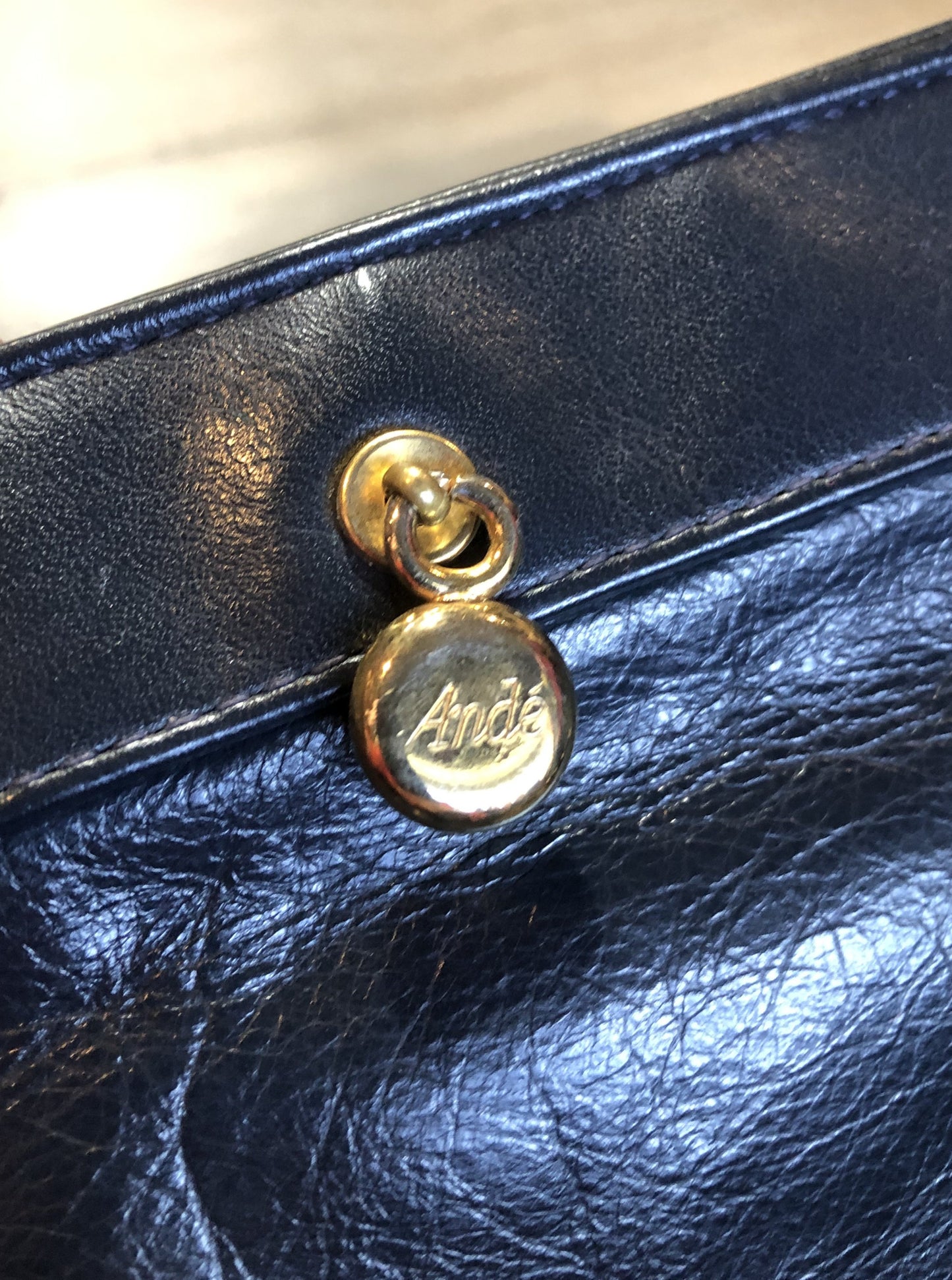 Kingspier Vintage - Ande navy leather handbag with chain strap
Length - 8.5”
Width - .5”
Height - 7”
Strap - 16.5”
This purse is in great condition.