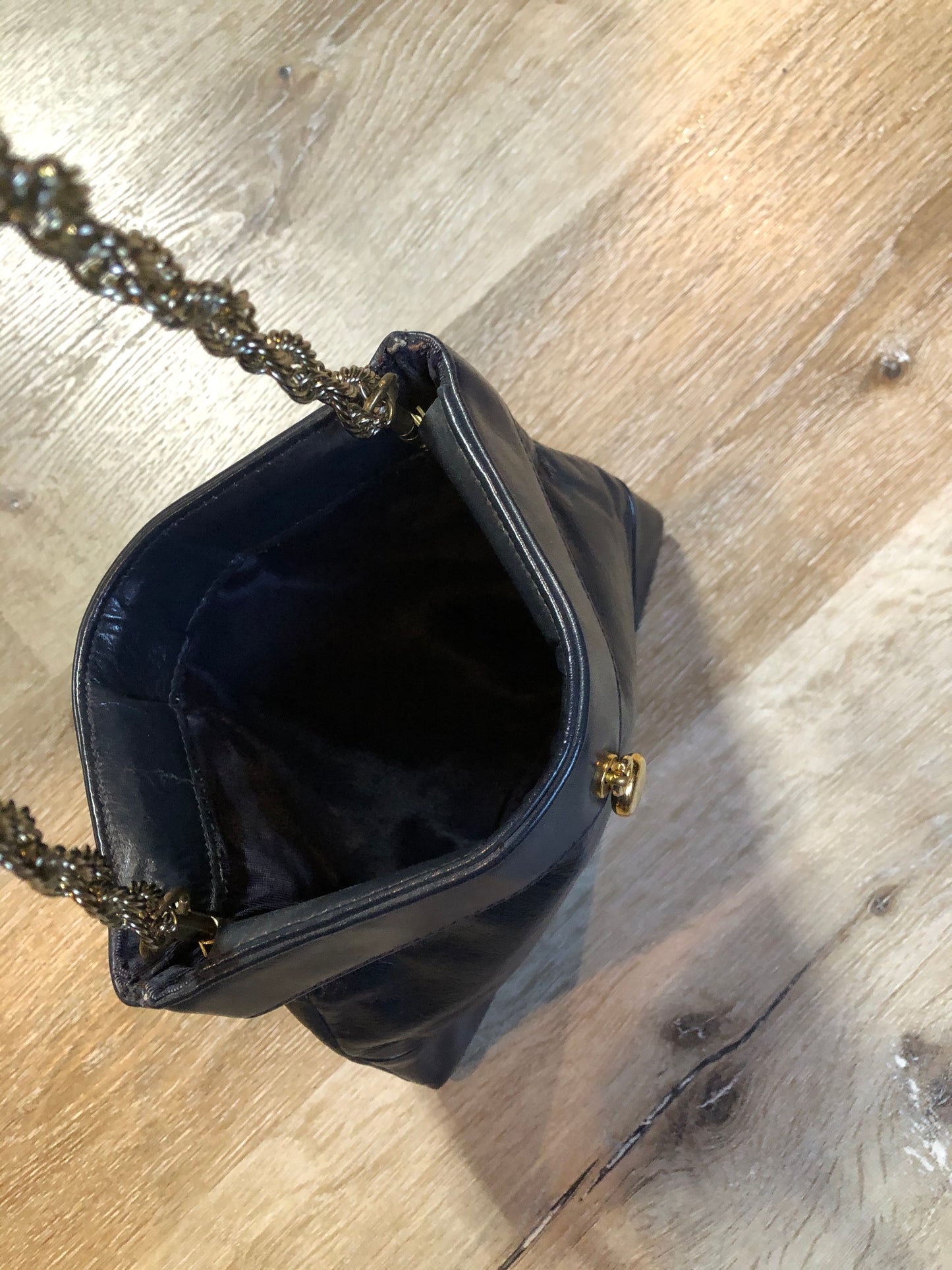 Kingspier Vintage - Ande navy leather handbag with chain strap
Length - 8.5”
Width - .5”
Height - 7”
Strap - 16.5”
This purse is in great condition.
