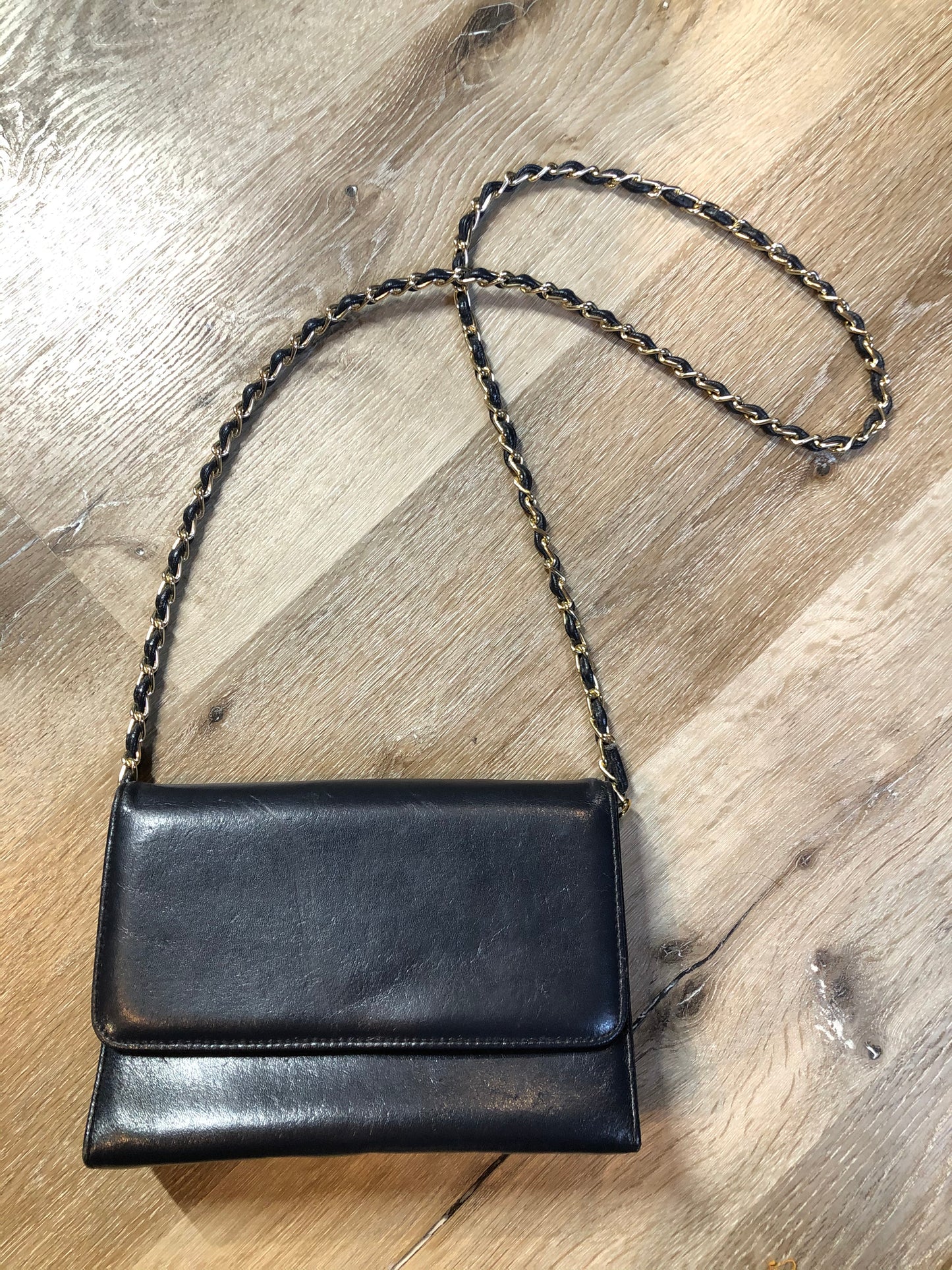 Kingspier Vintage - Carelli navy crossbody bag with snap closure, chain strap and two compartments inside. Made in Canada.