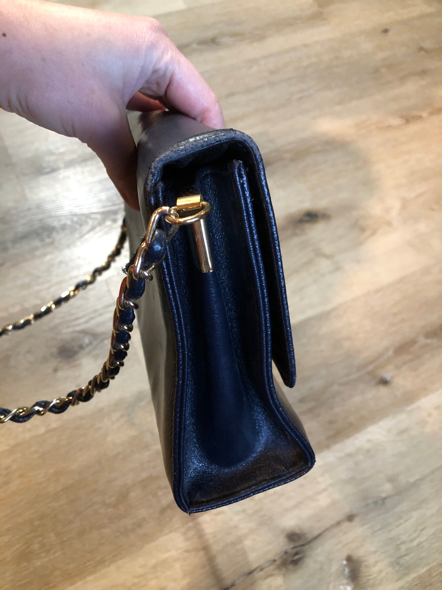 Kingspier Vintage - Carelli navy crossbody bag with snap closure, chain strap and two compartments inside. Made in Canada.