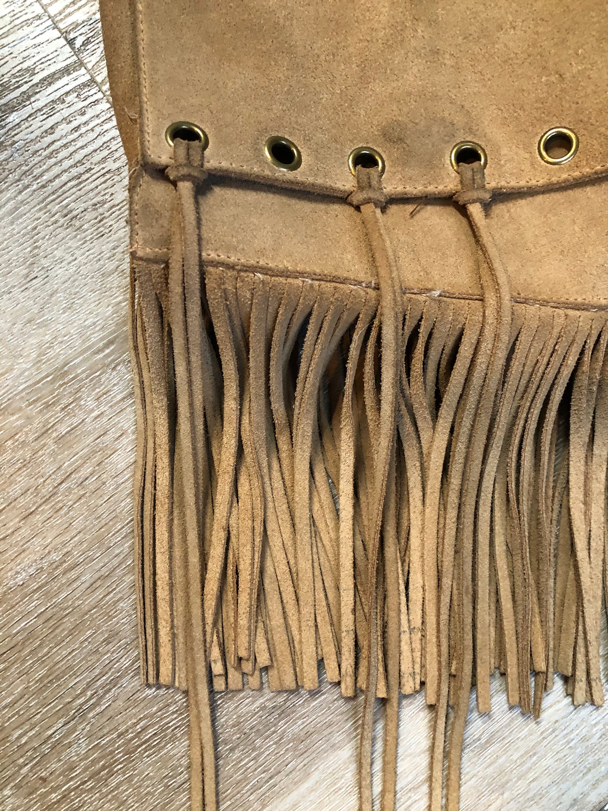 Kingspier Vintage - Suede crossbody bag with fringe, adjustable strap and snap closure.