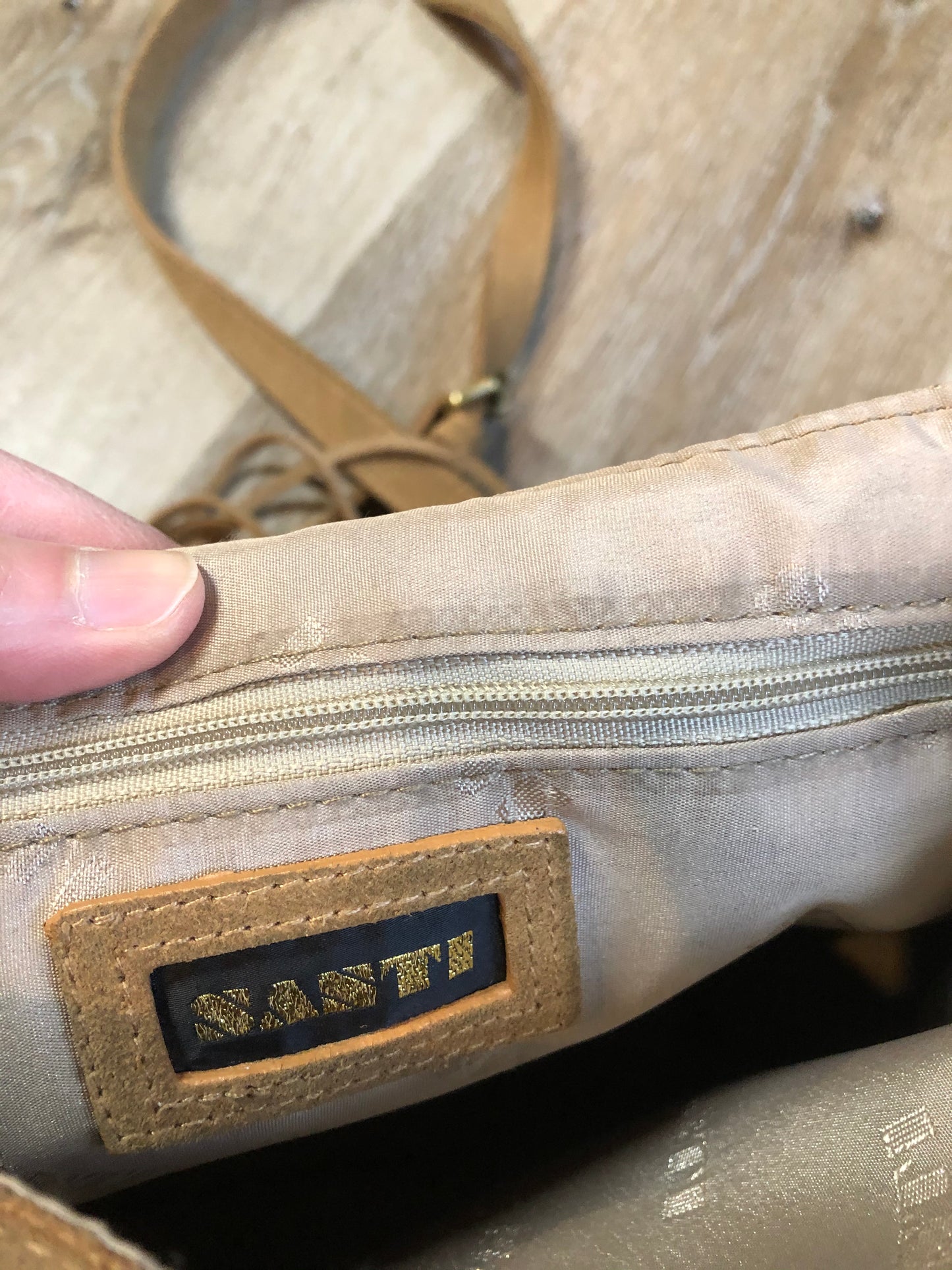 Kingspier Vintage - Suede crossbody bag with fringe, adjustable strap and snap closure.