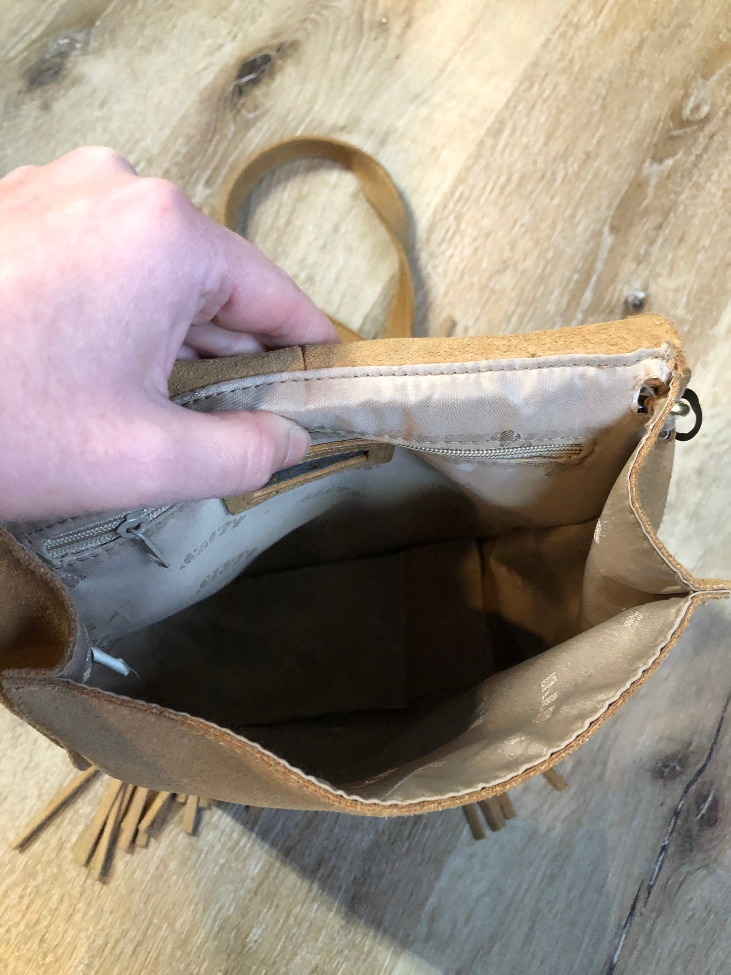 Kingspier Vintage - Suede crossbody bag with fringe, adjustable strap and snap closure.